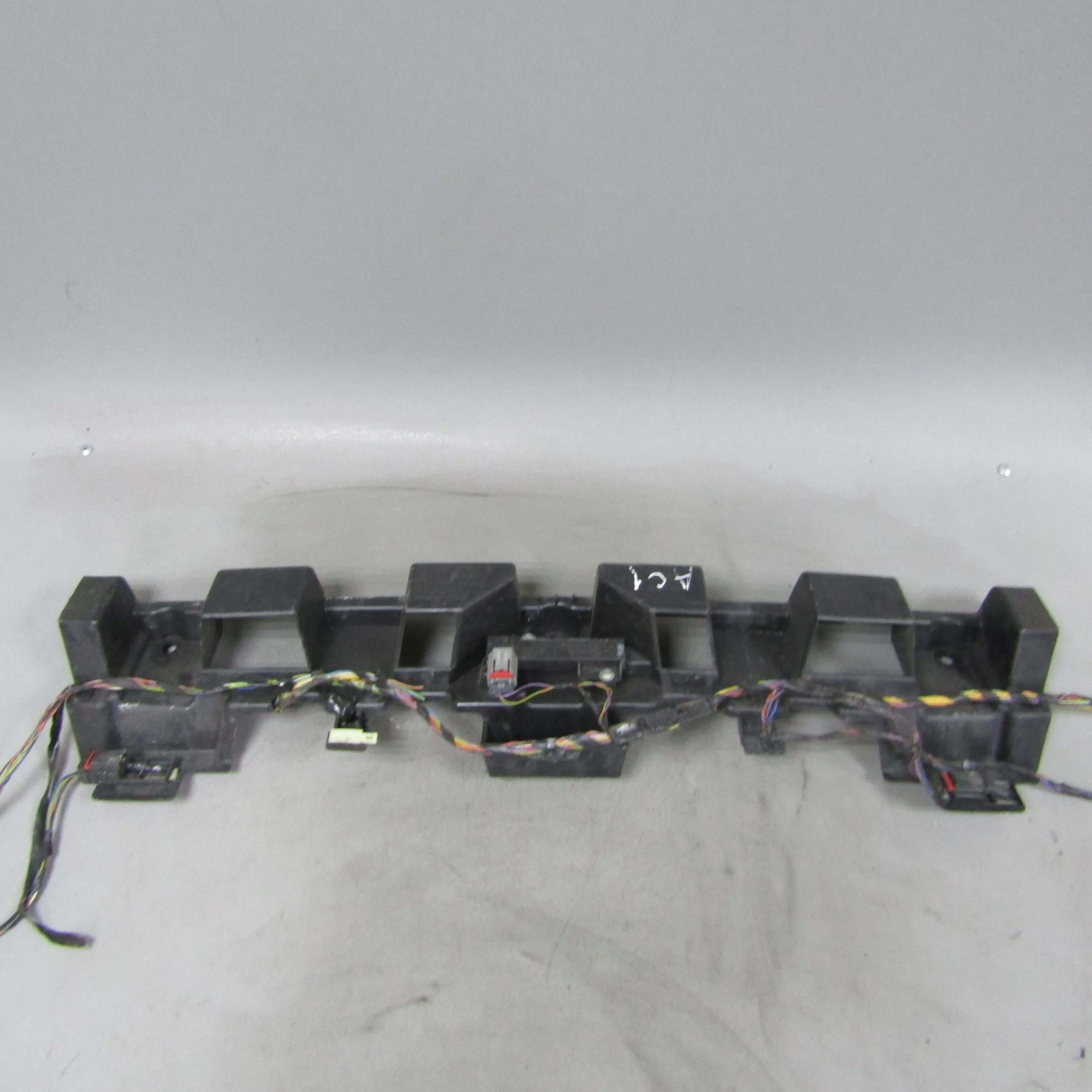 Кронштейн заднего бампера центральный JAGUAR XF I