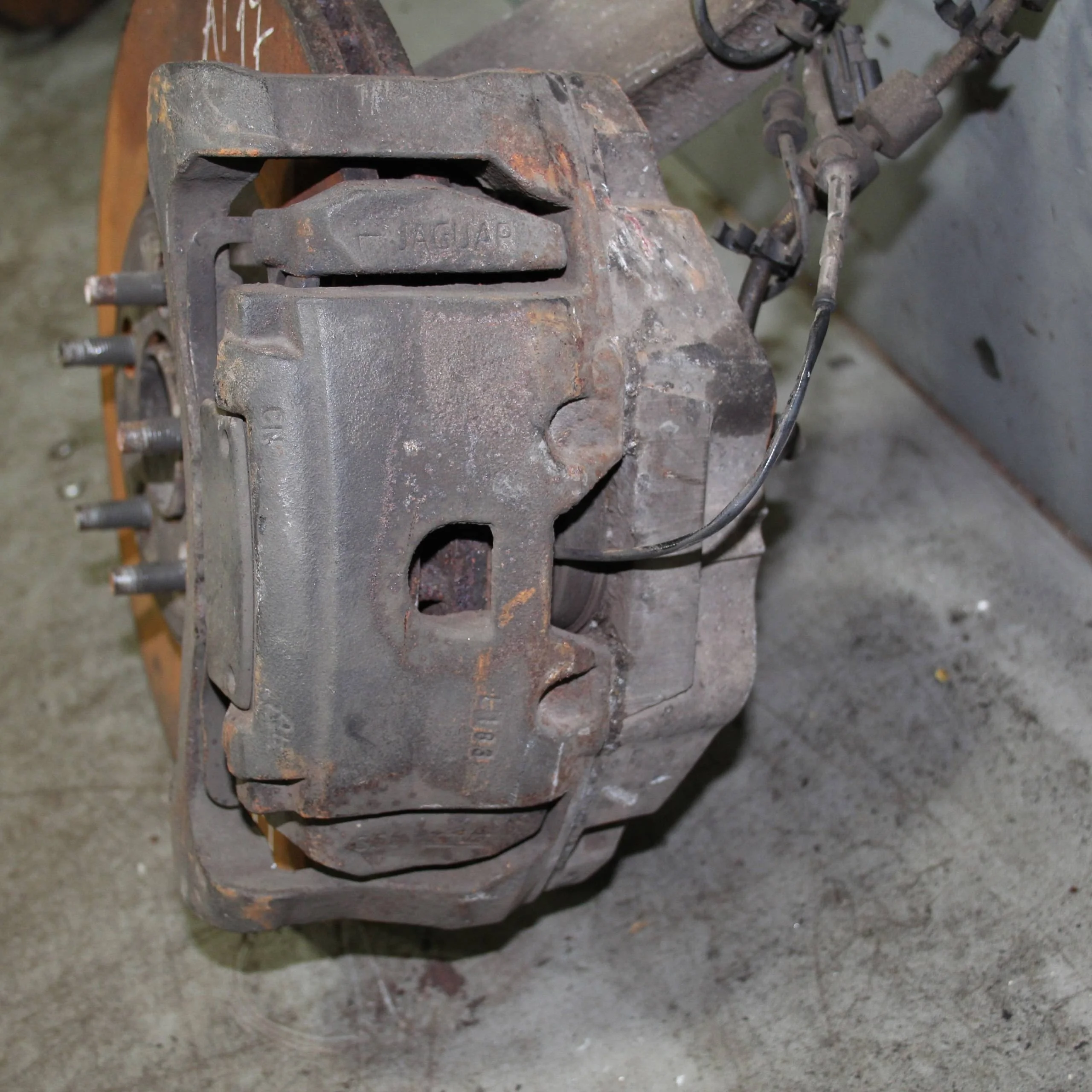 Суппорт задний правый JAGUAR XF I (2007—2011)