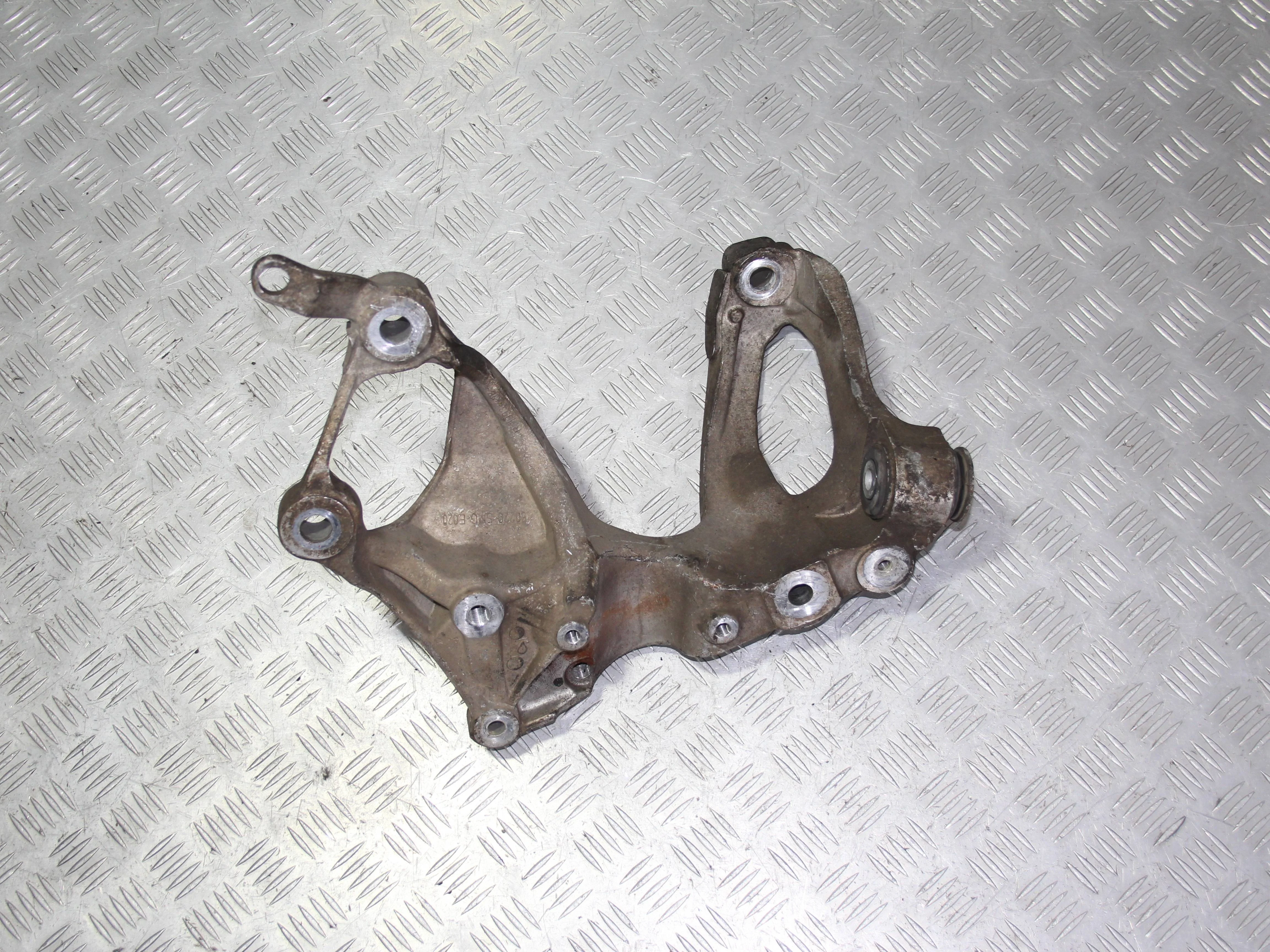 Кронштейн рычага передний правый HONDA Civic VIII