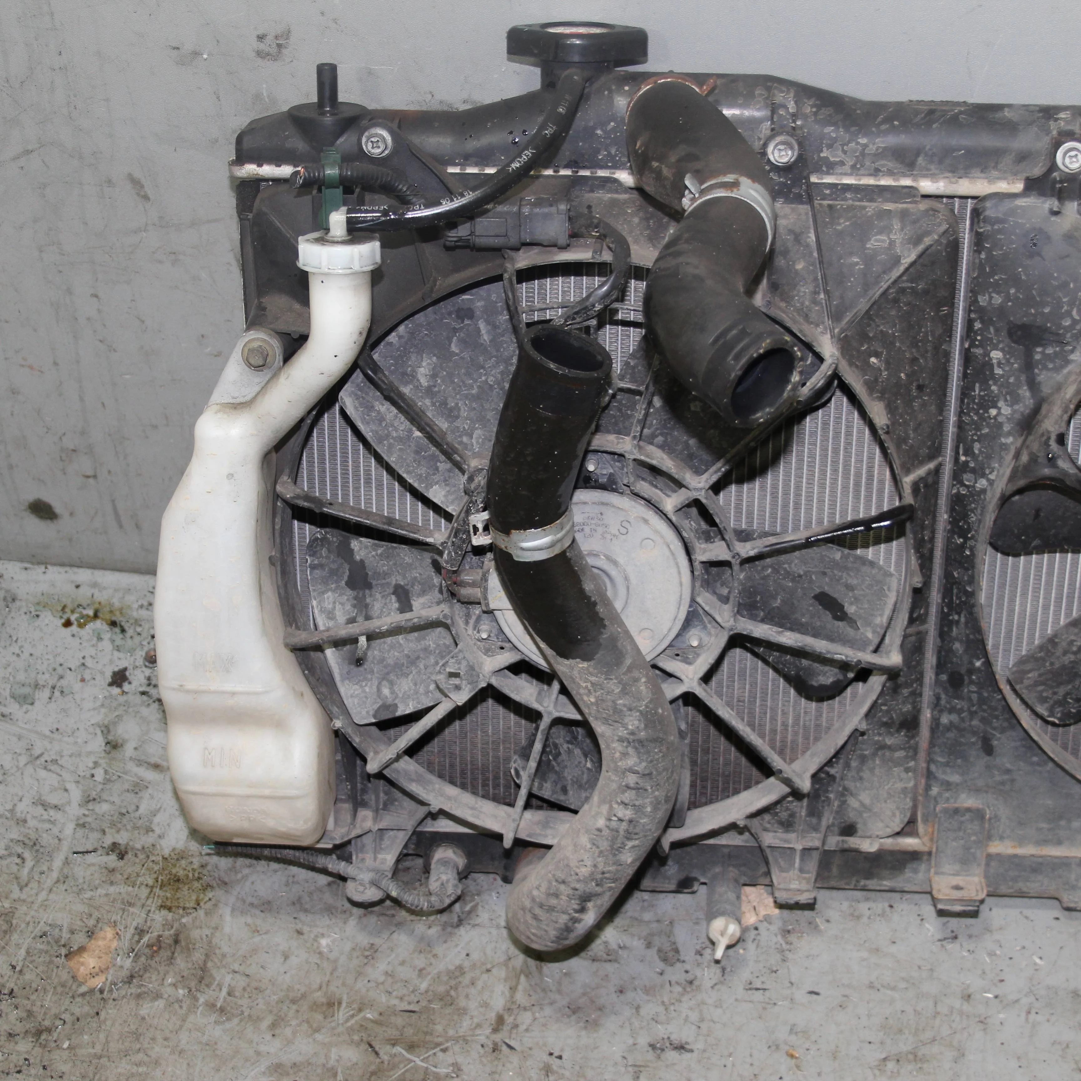 Диффузор с вентилятором (основной) HONDA Civic VI