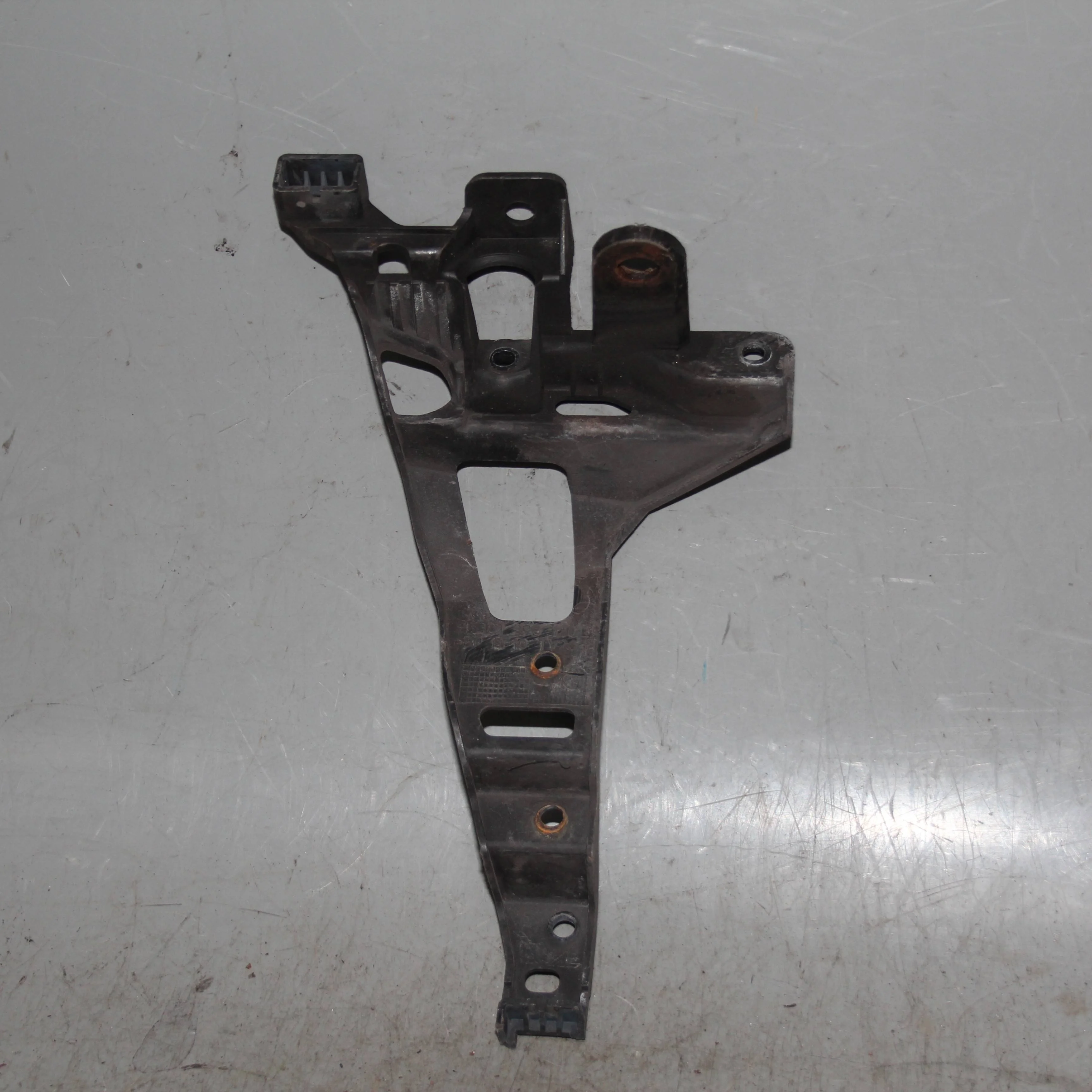 Кронштейн решетки радиатора левый HONDA Civic VII