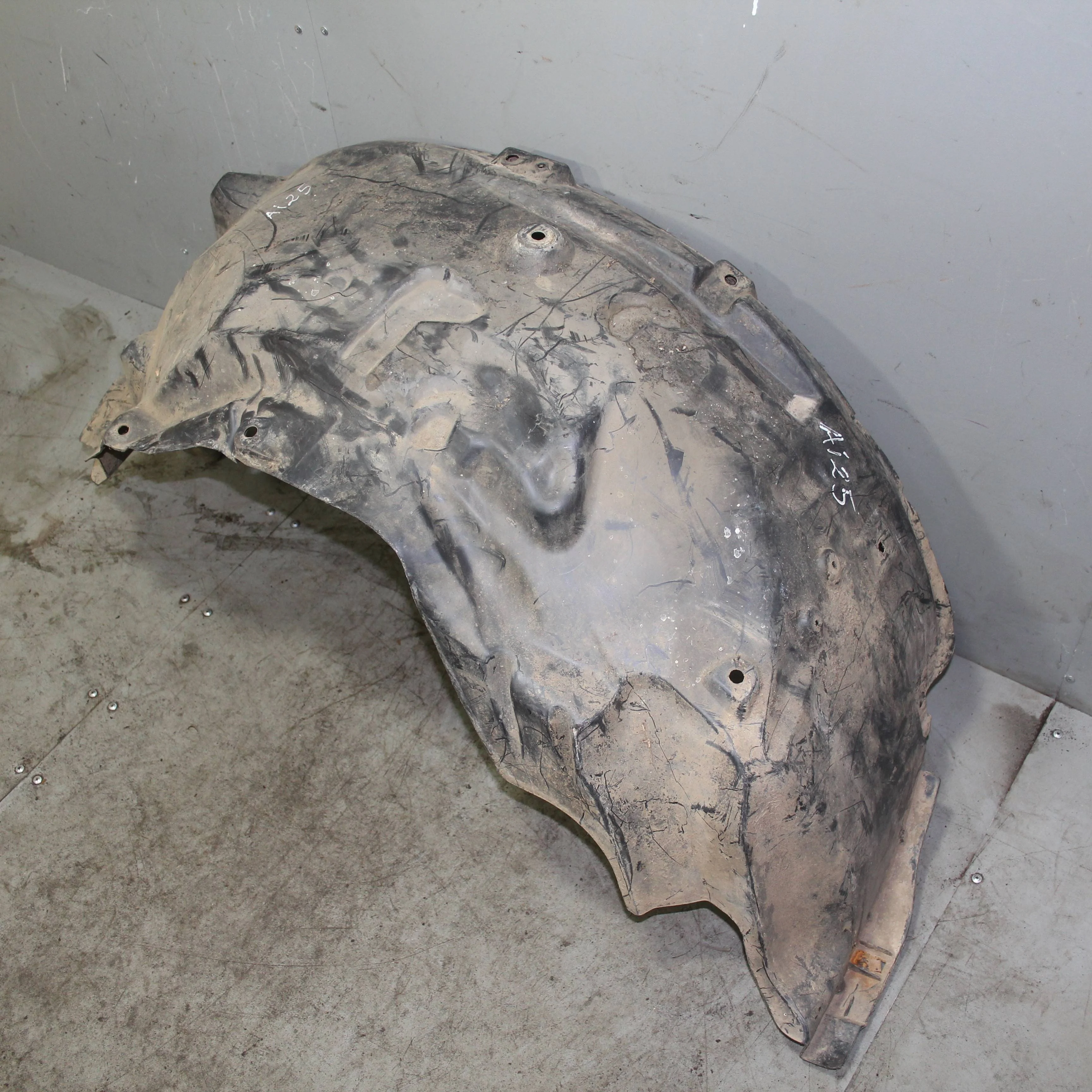 Подкрылок передний левый LAND ROVER Discovery III