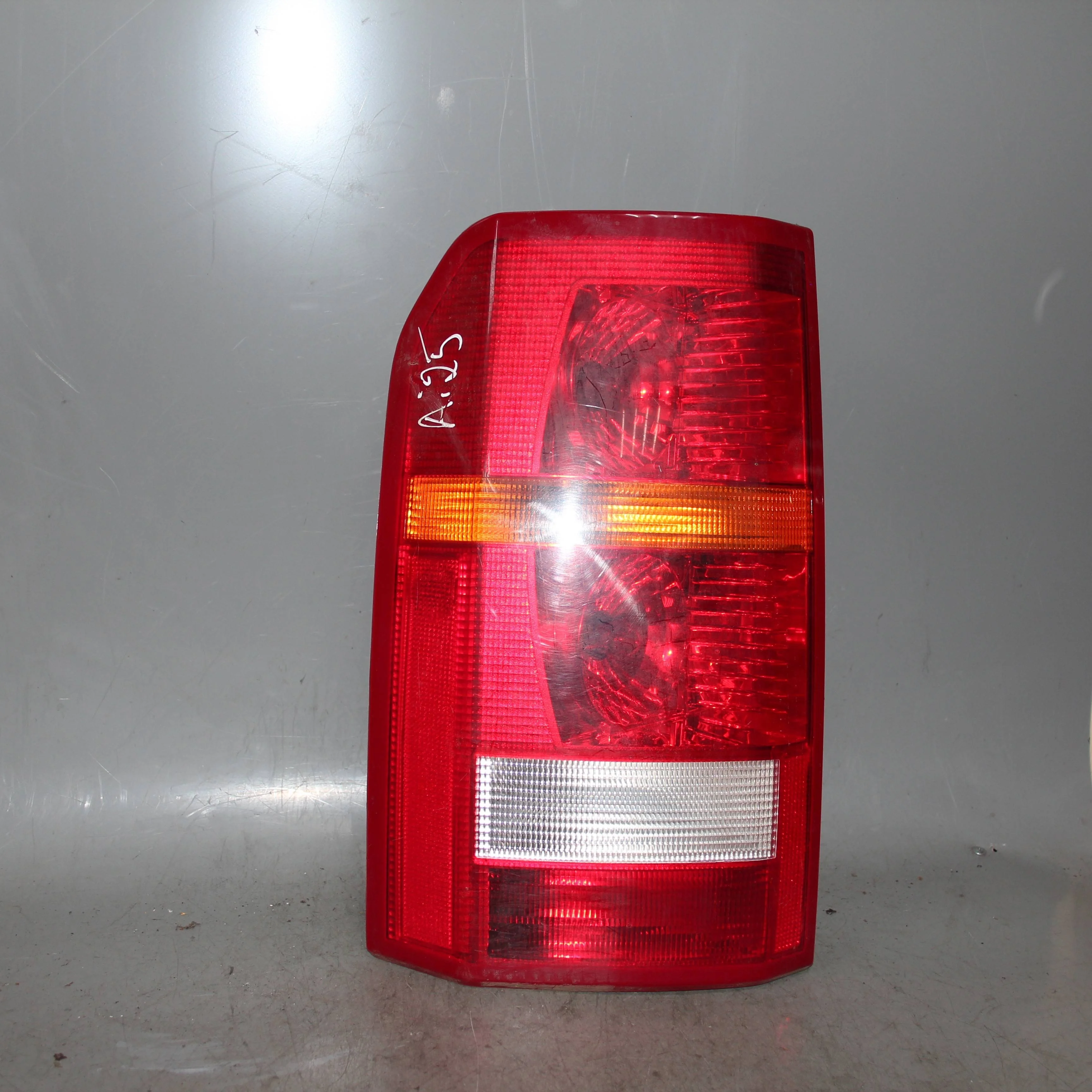 Фонарь левый LAND ROVER Discovery III (2004—2009)