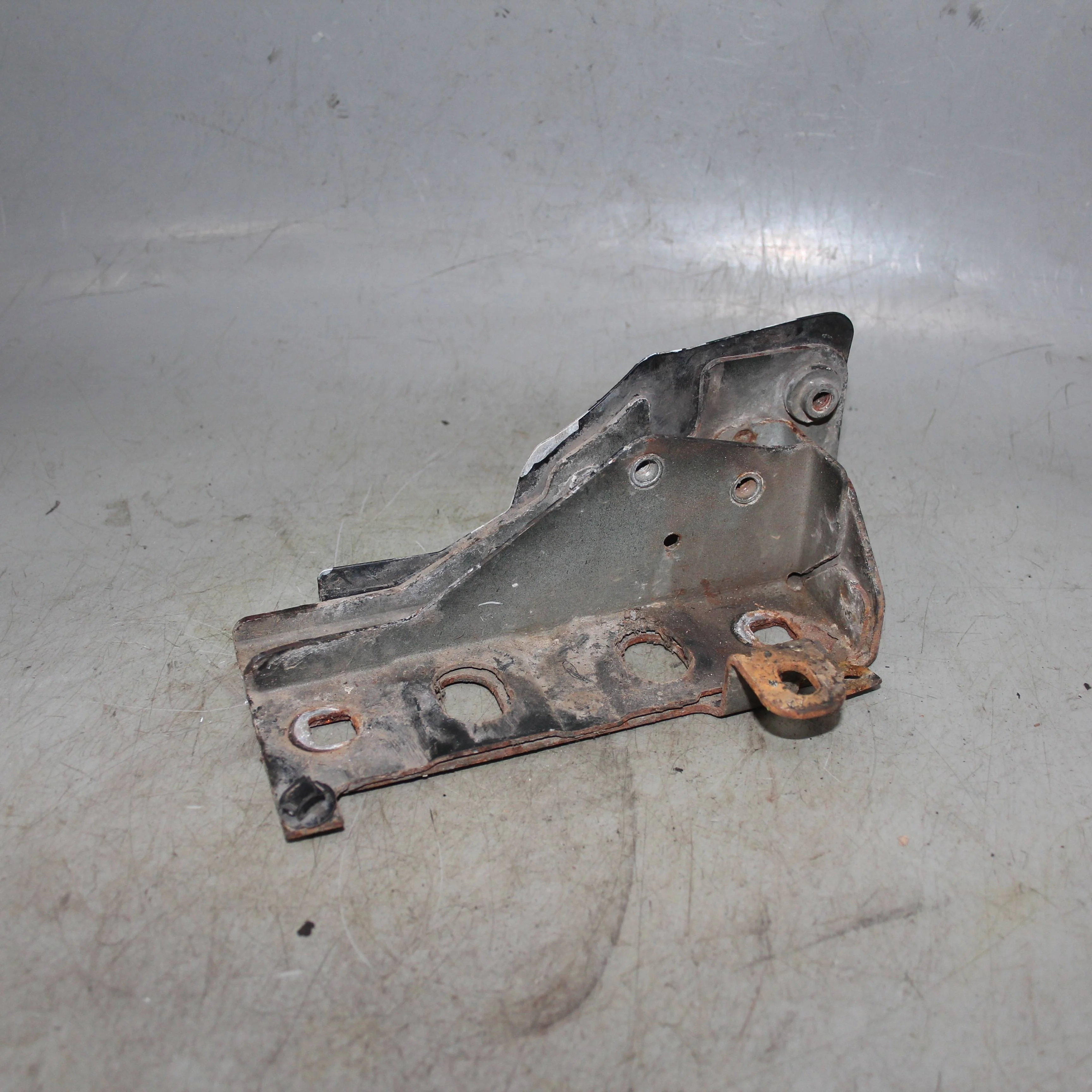 Кронштейн передней панели левый LAND ROVER Discov