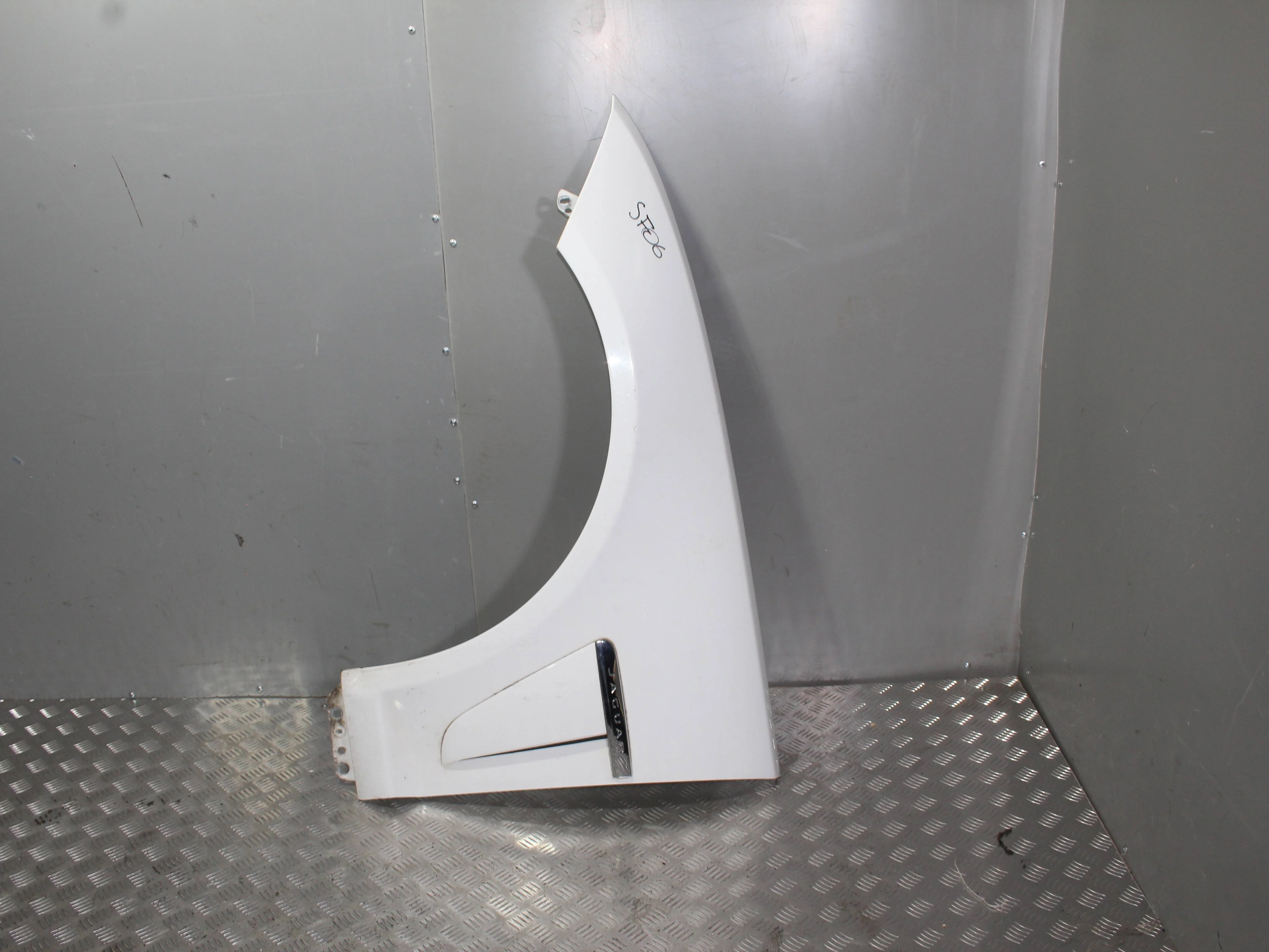 Крыло переднее левое JAGUAR XF I рестайлинг (2011