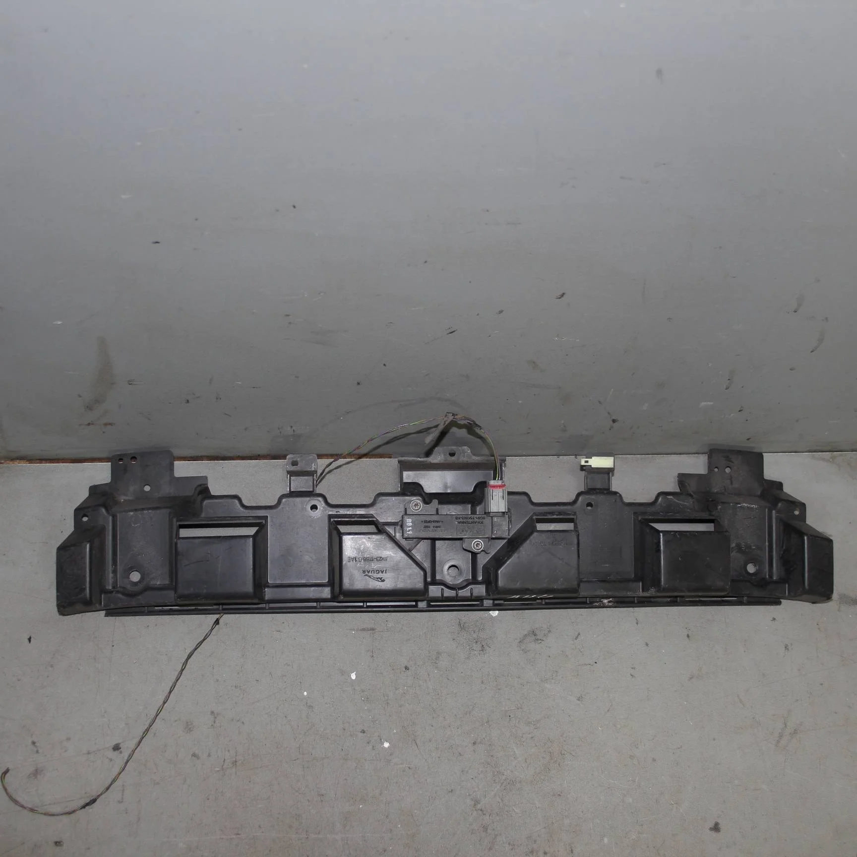 Кронштейн заднего бампера центральный JAGUAR XF I