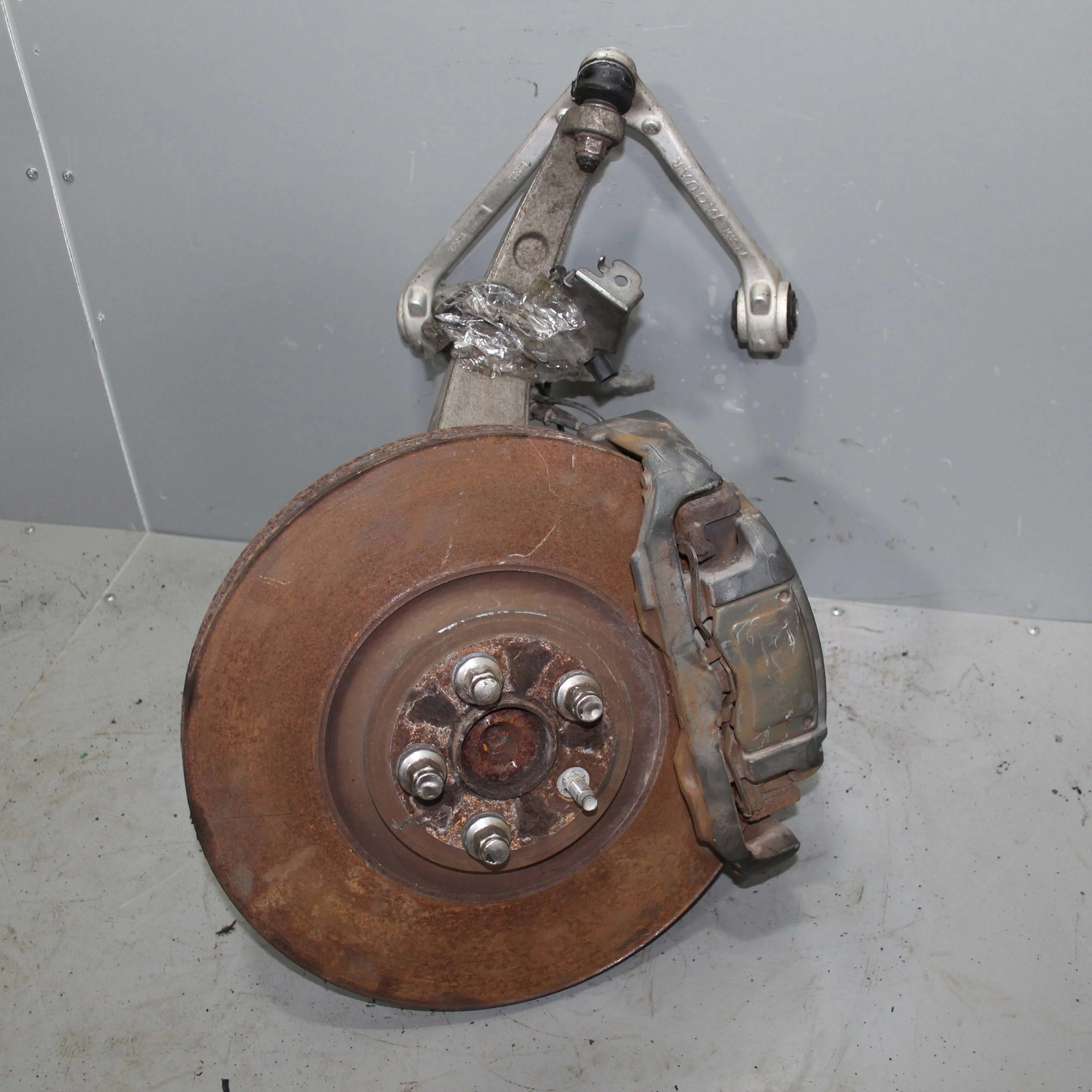 Кулак поворотный передний левый JAGUAR XF I реста