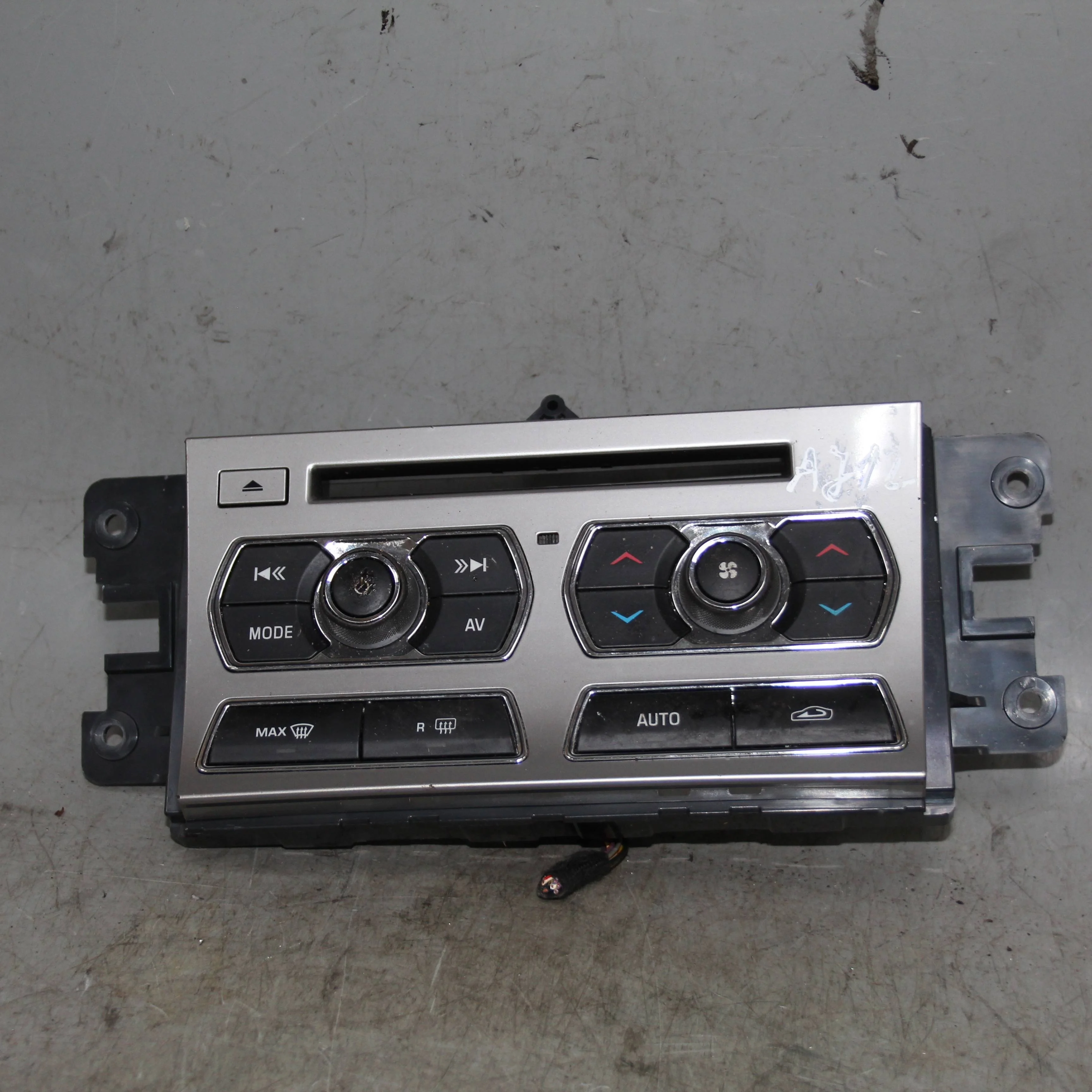 Блок управления кондиционером и аудиосистемой JAG