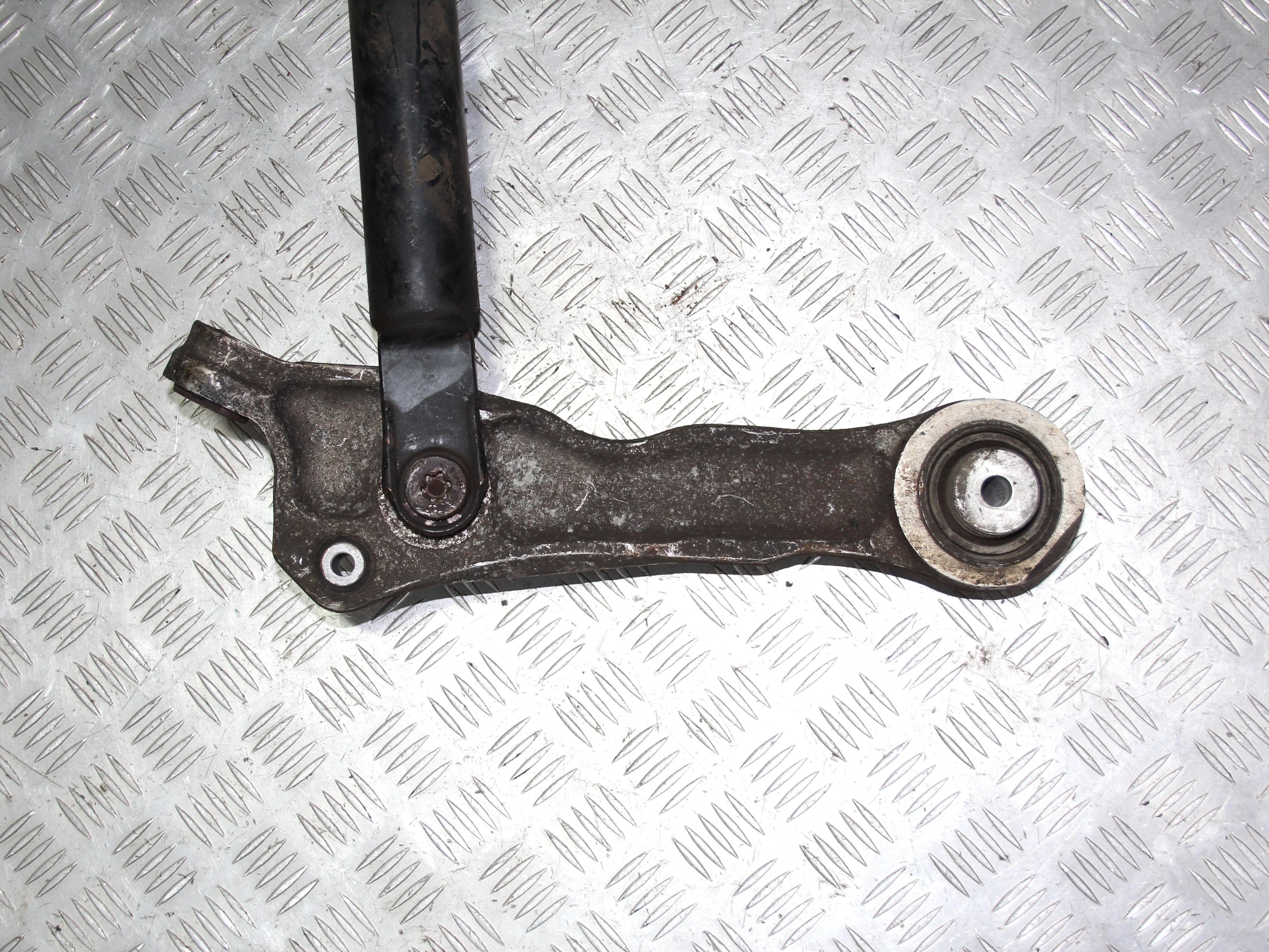 Рычаг передний поперечный нижний (прямой) левый J