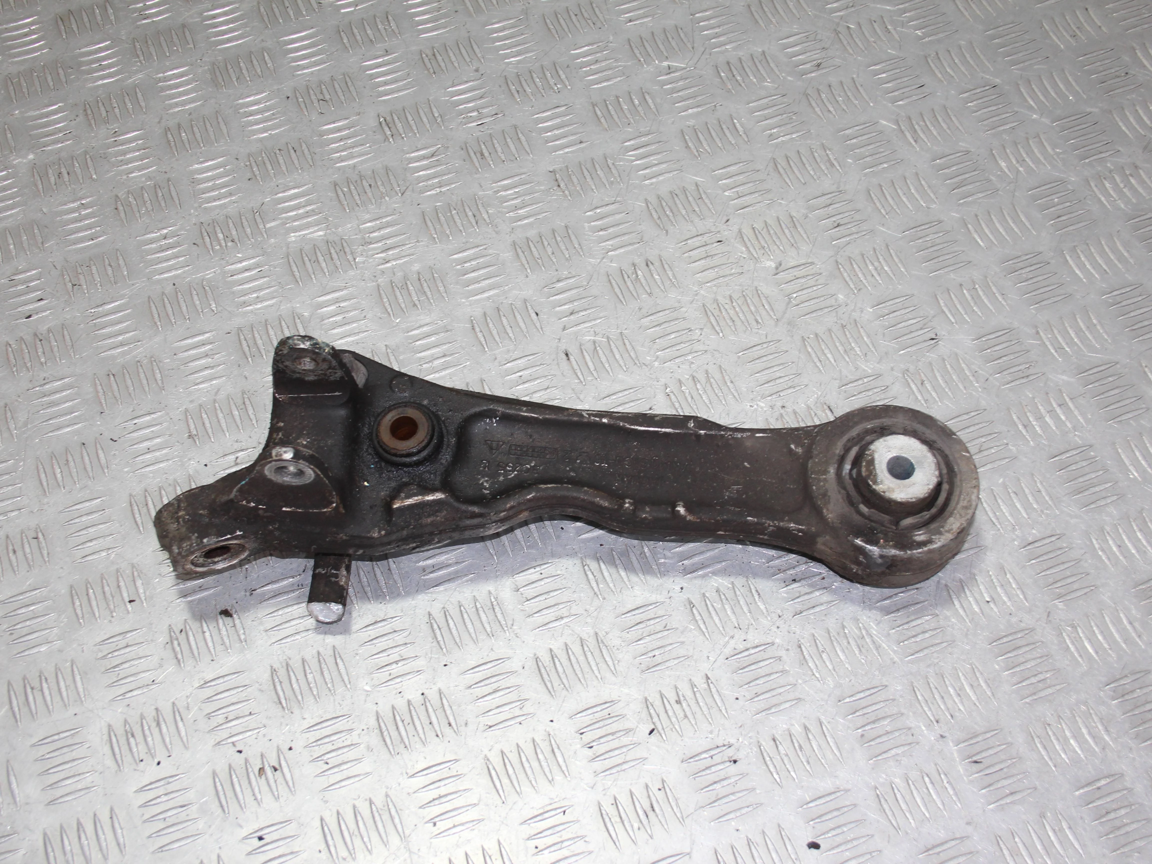 Рычаг передний поперечный нижний (прямой) левый J