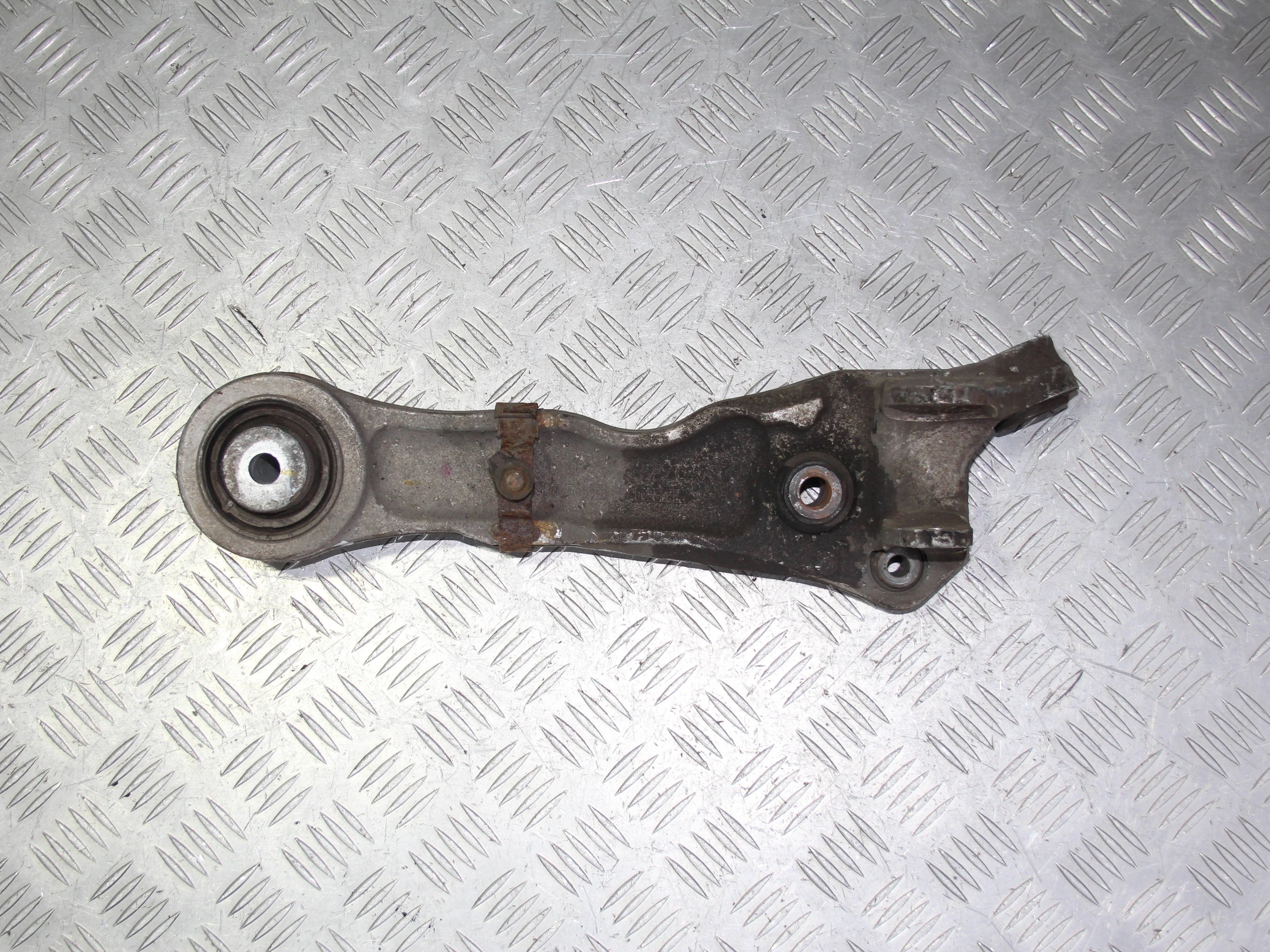 Рычаг передний поперечный нижний (прямой) левый J