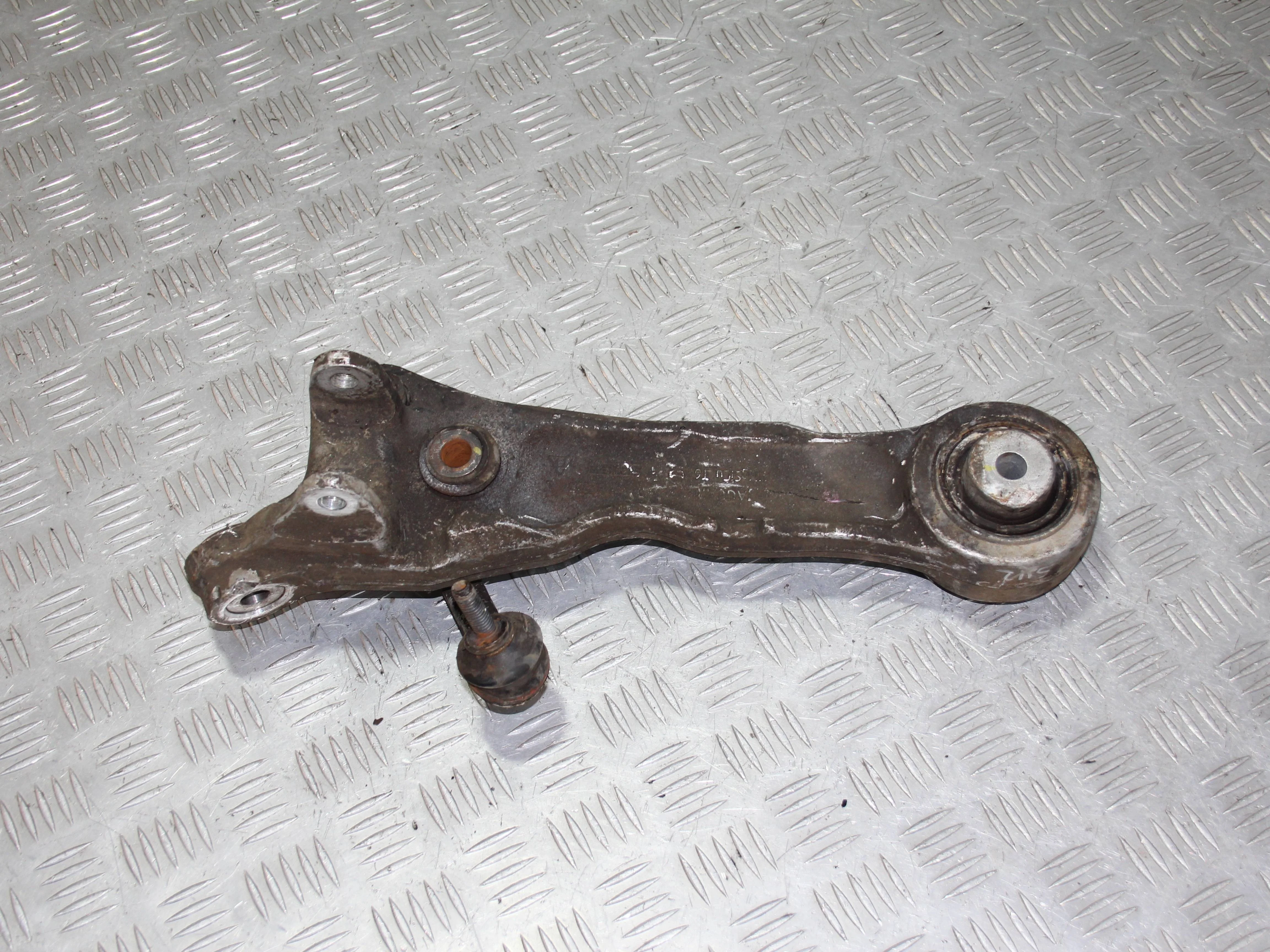 Рычаг передний поперечный нижний (прямой) левый J