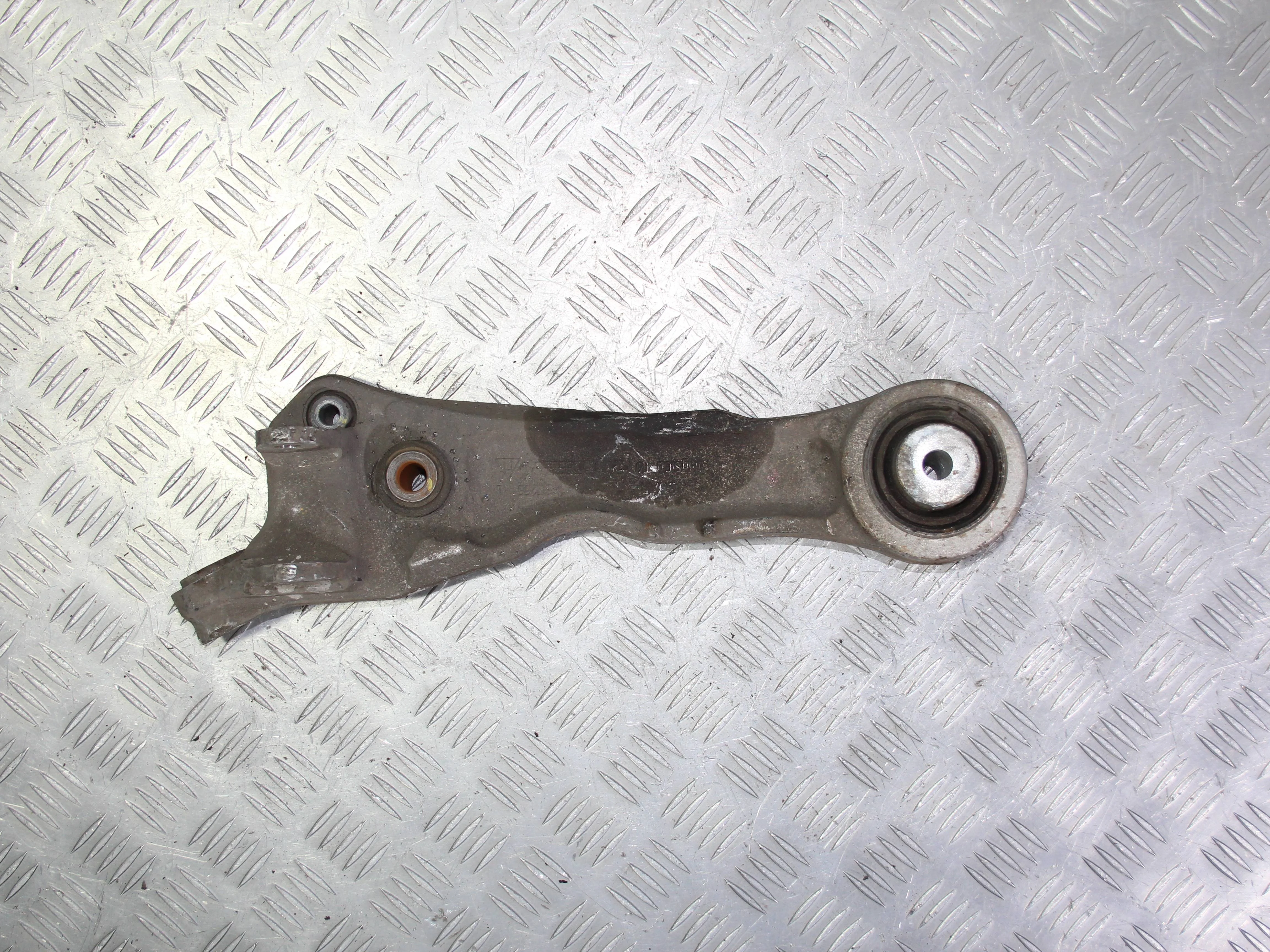 Рычаг передний поперечный нижний (прямой) левый J
