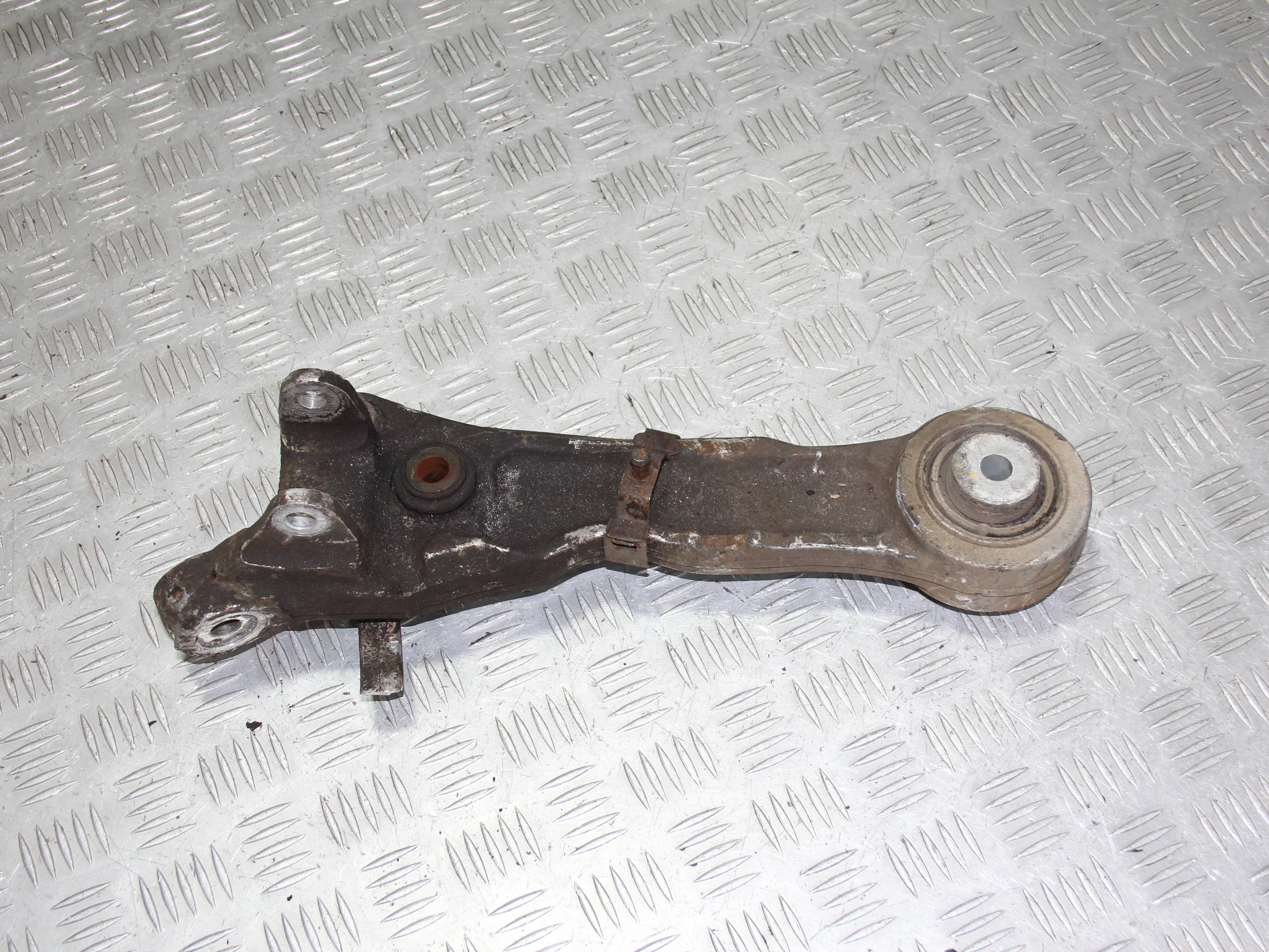 Рычаг передний поперечный нижний (прямой) левый J