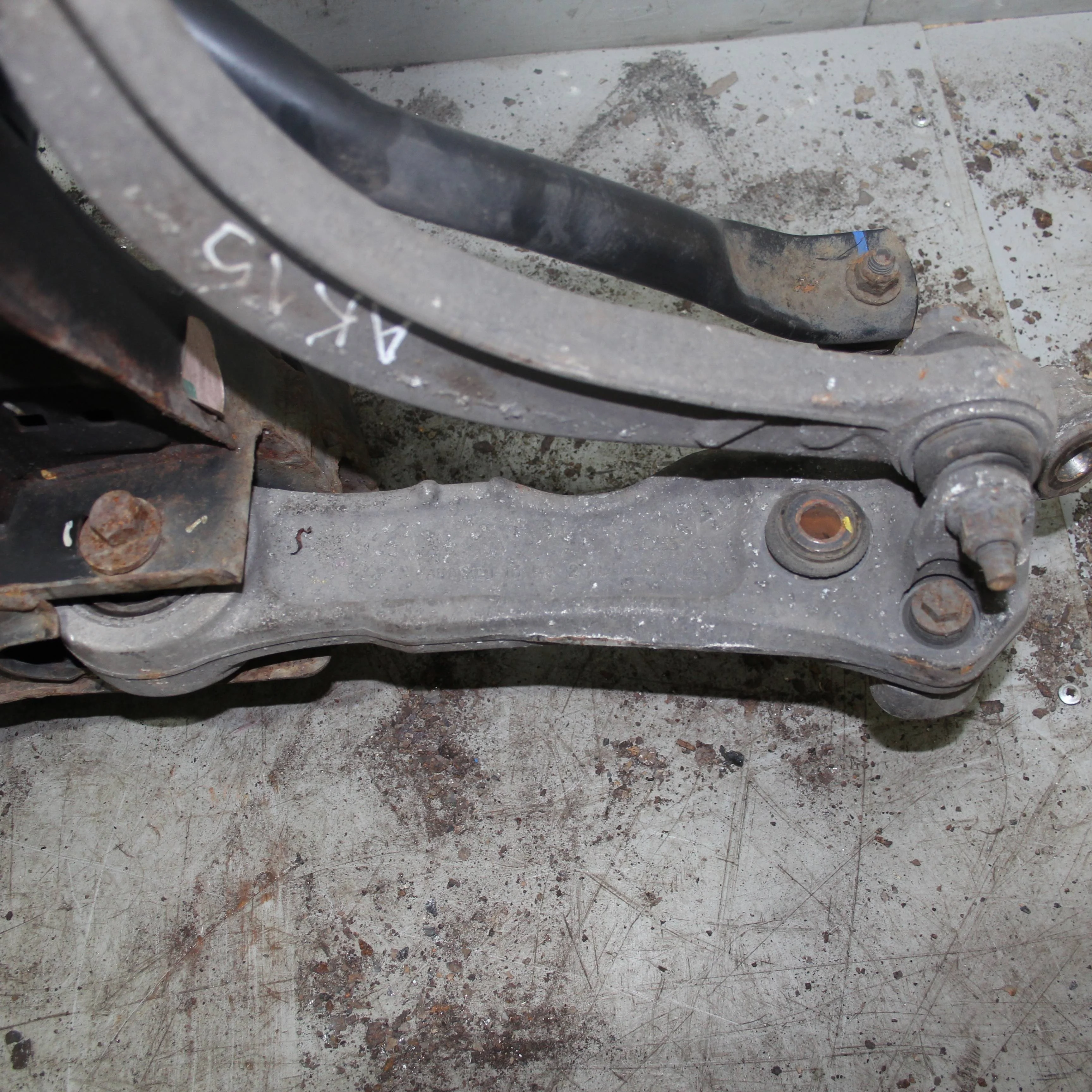 Рычаг передний поперечный нижний (прямой) левый J