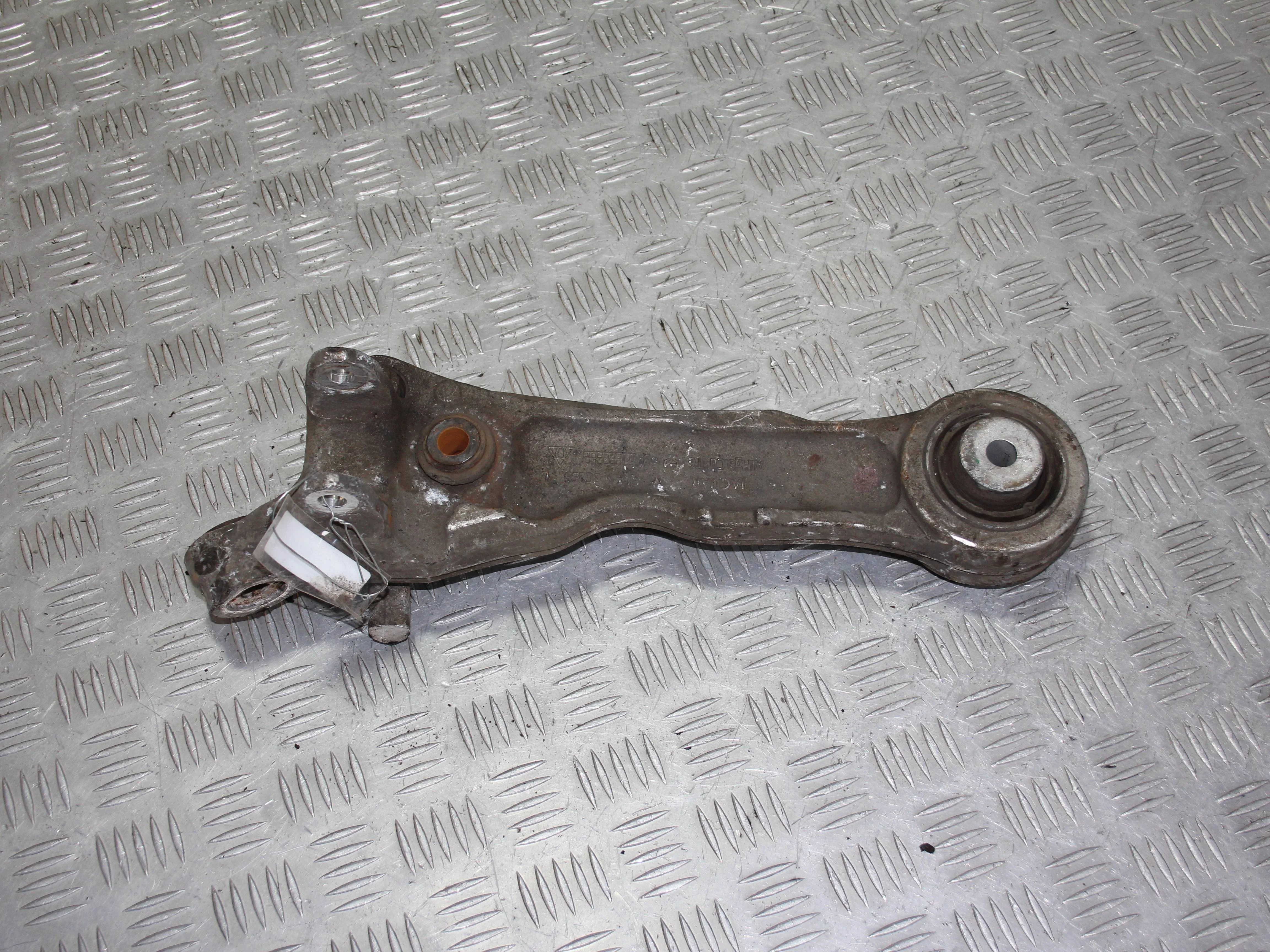 Рычаг передний поперечный нижний (прямой) левый J