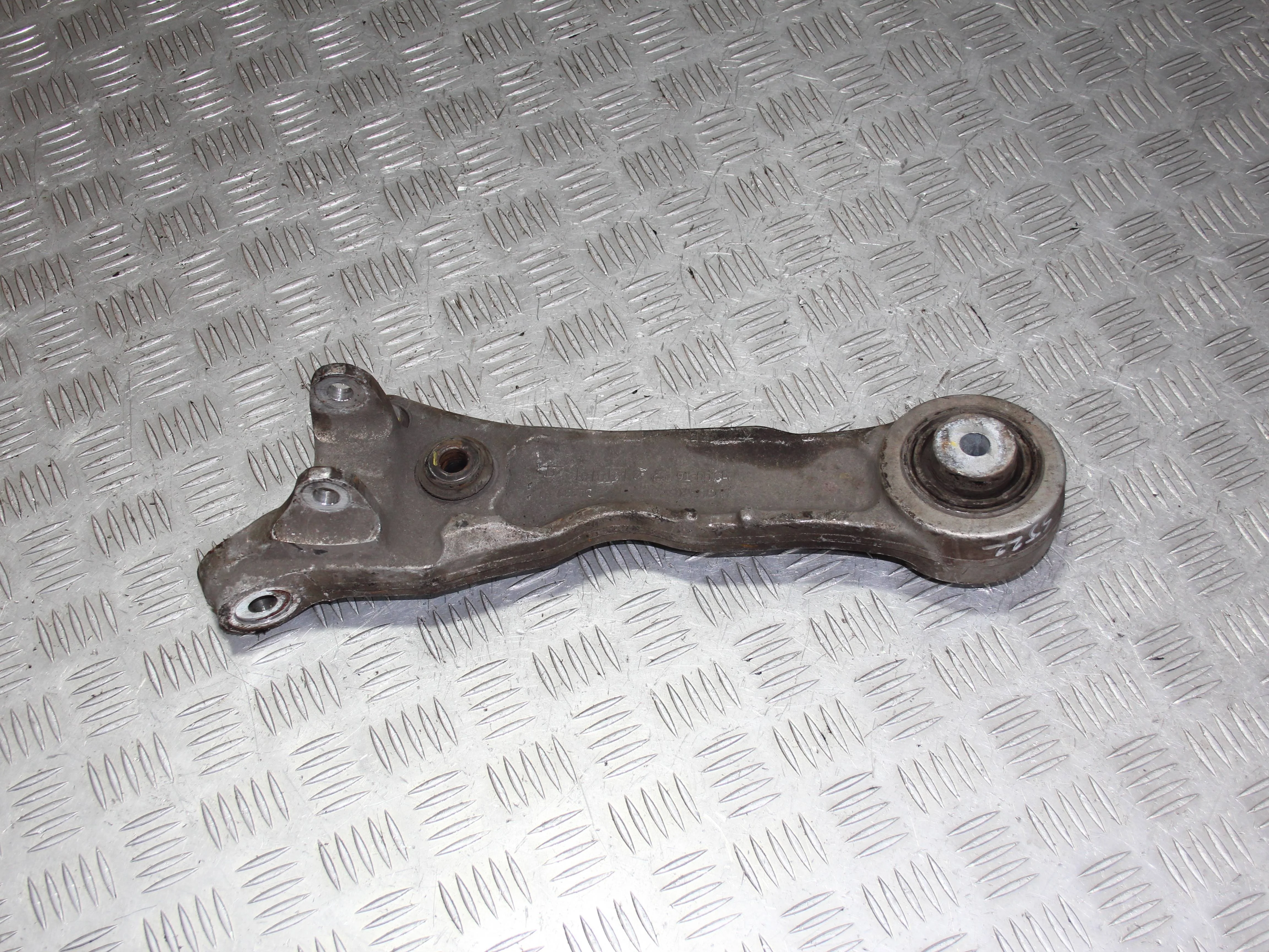 Рычаг передний поперечный нижний (прямой) левый J