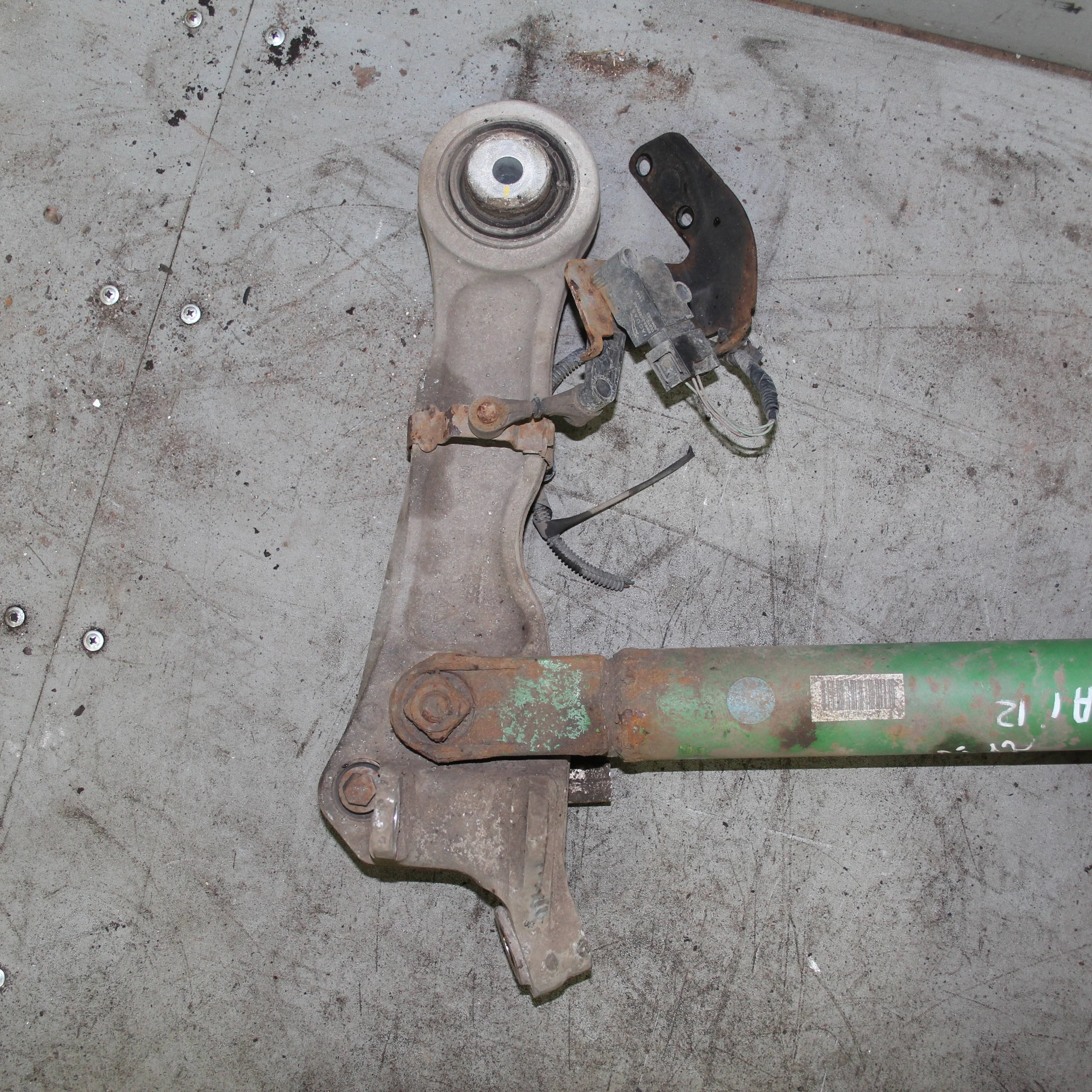 Рычаг передний поперечный нижний (прямой) левый J