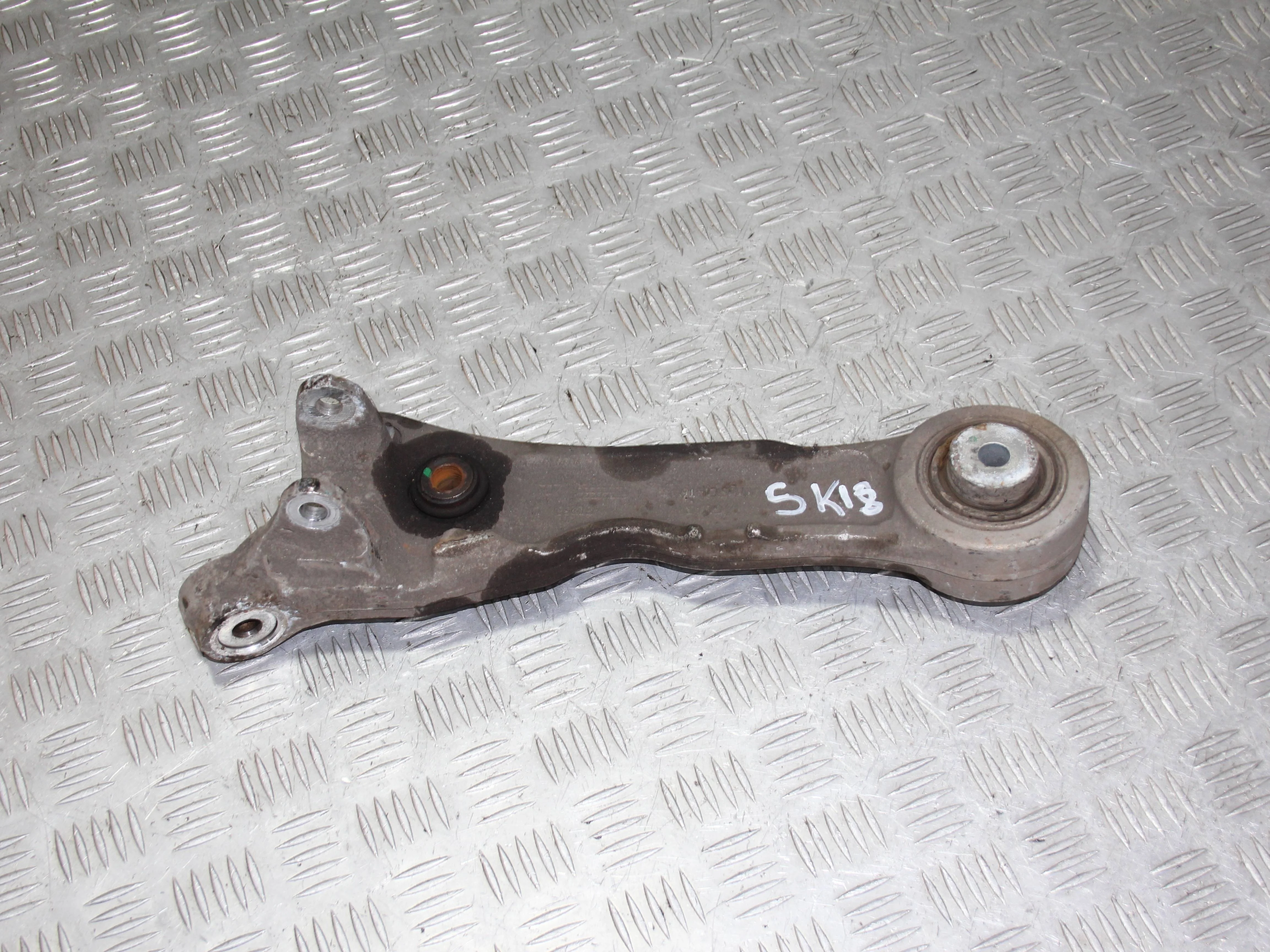 Рычаг передний поперечный нижний (прямой) левый J