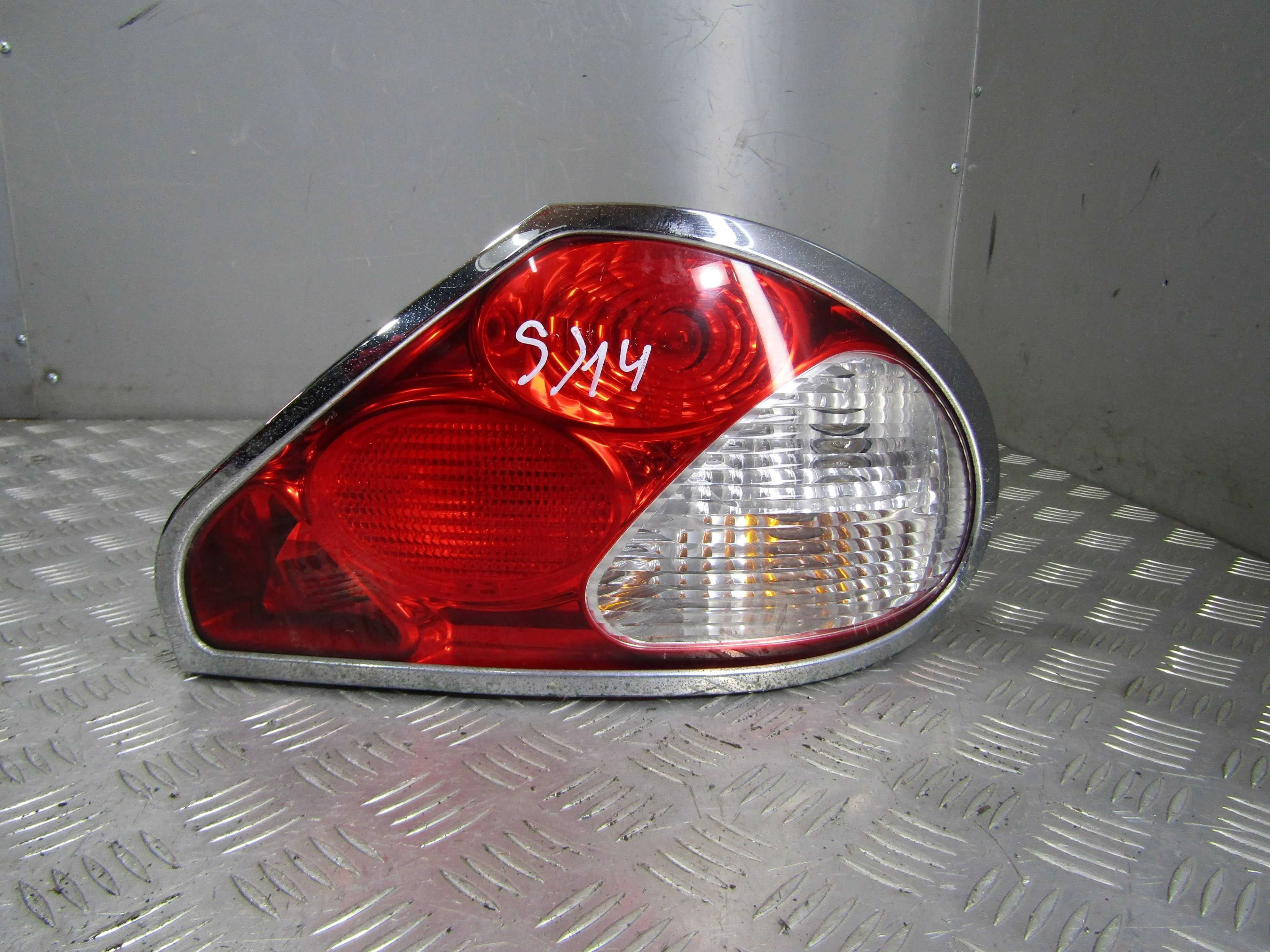 Фонарь внешний правый JAGUAR X-type I (2001—2009)