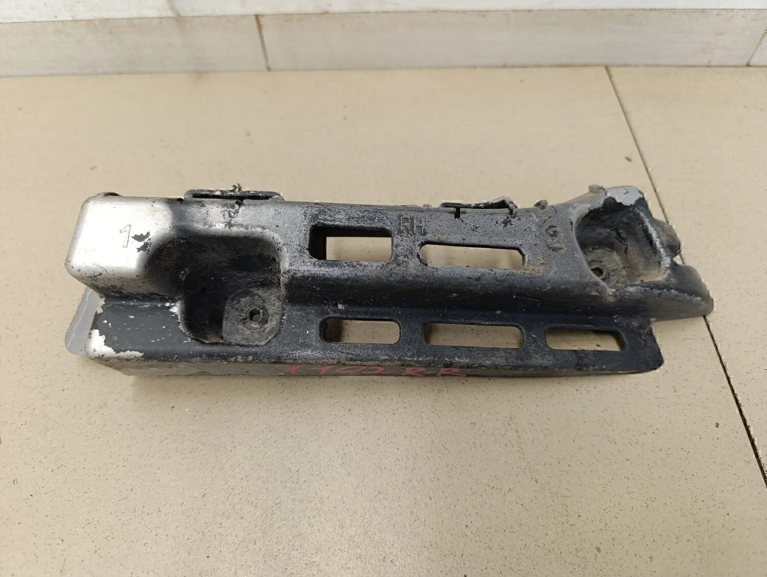 Направляющая заднего бампера правая Cruze 2009-2016