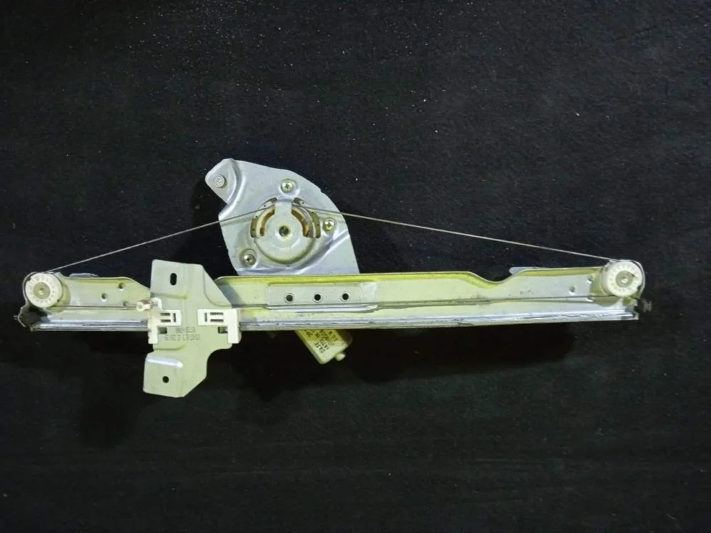 Стеклоподьемник Renault Duster 2013 8200733829 X79 F4R400, передний левый