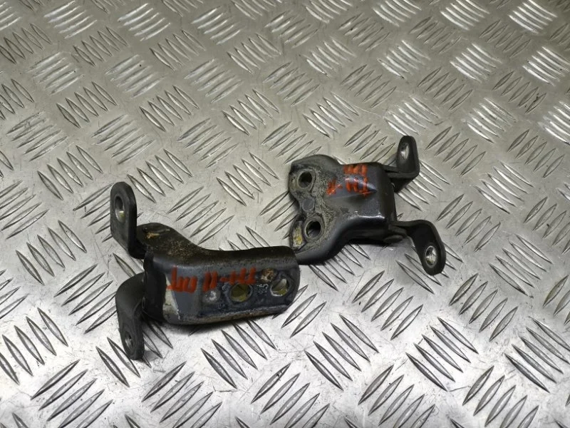 Петля двери передней правой Toyota Hilux (2005-2015) 2014 687100D030 ПИКАП 2.5 D 2KDFTV