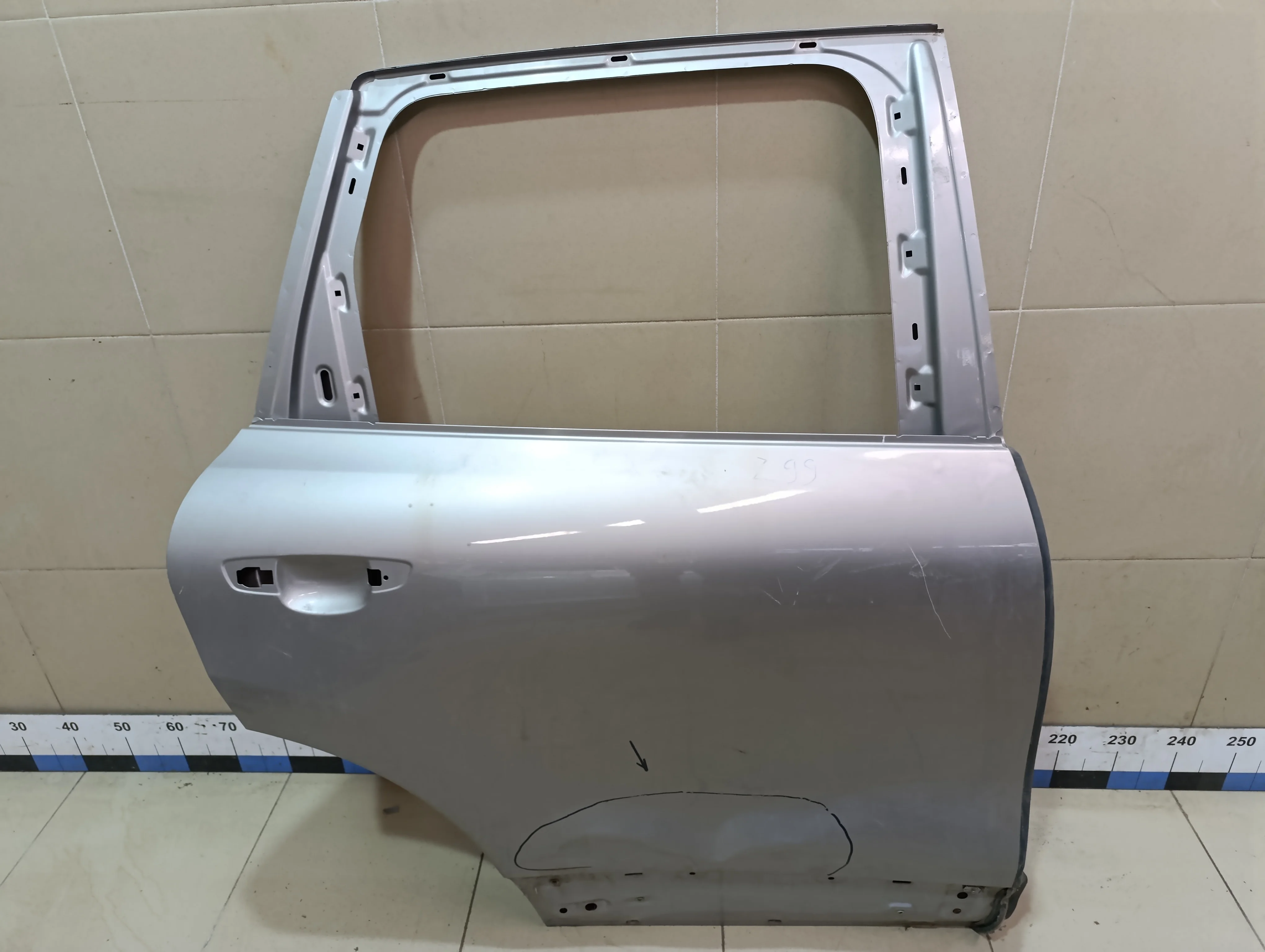 Дверь задняя правая Touareg 2010>