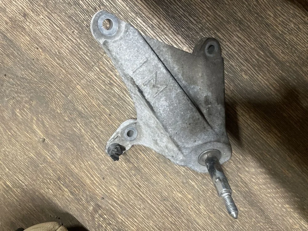 кронштейн МКПП nissan tiida C11