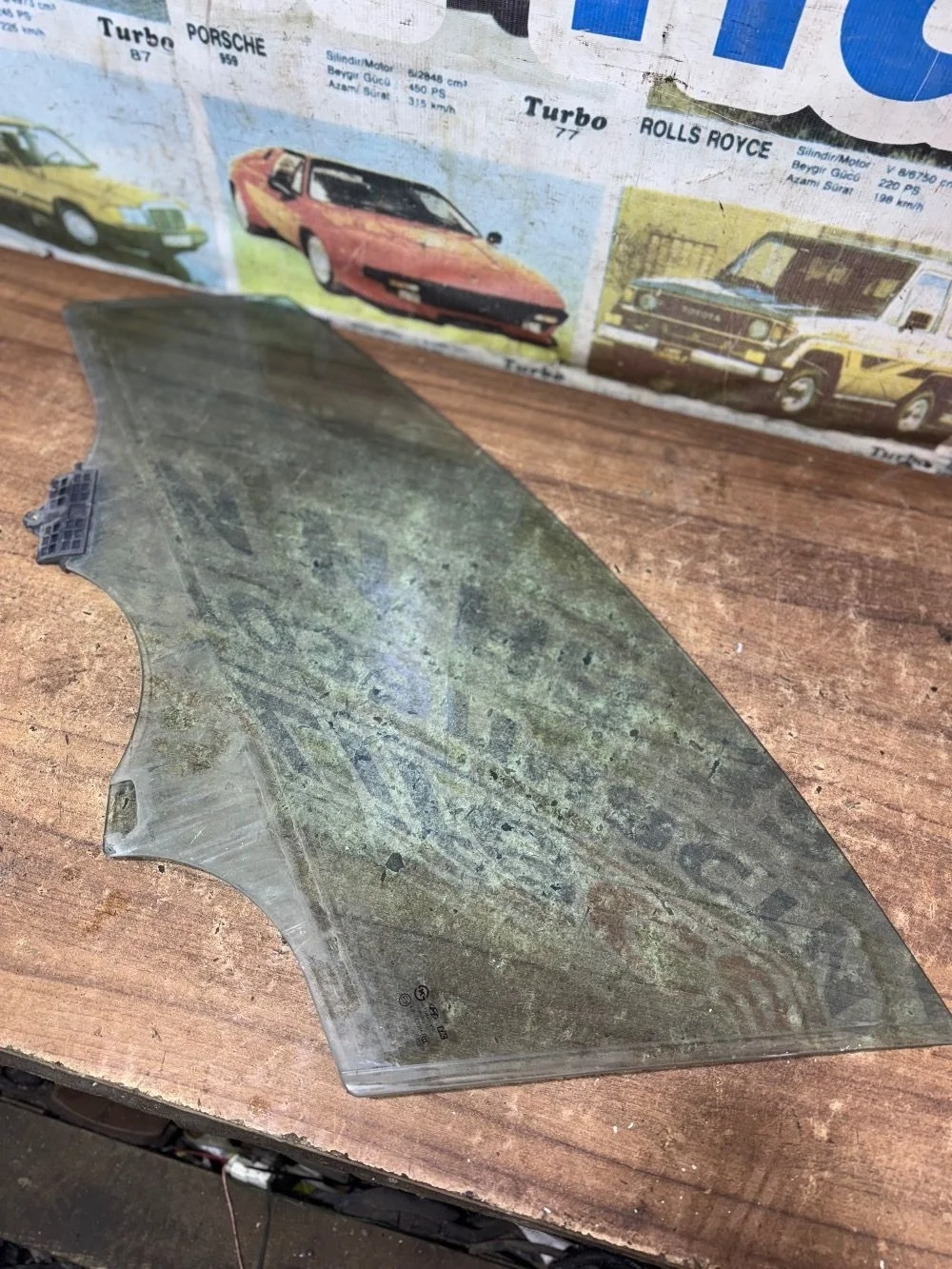 Стекло двери передней левой Хендай i40