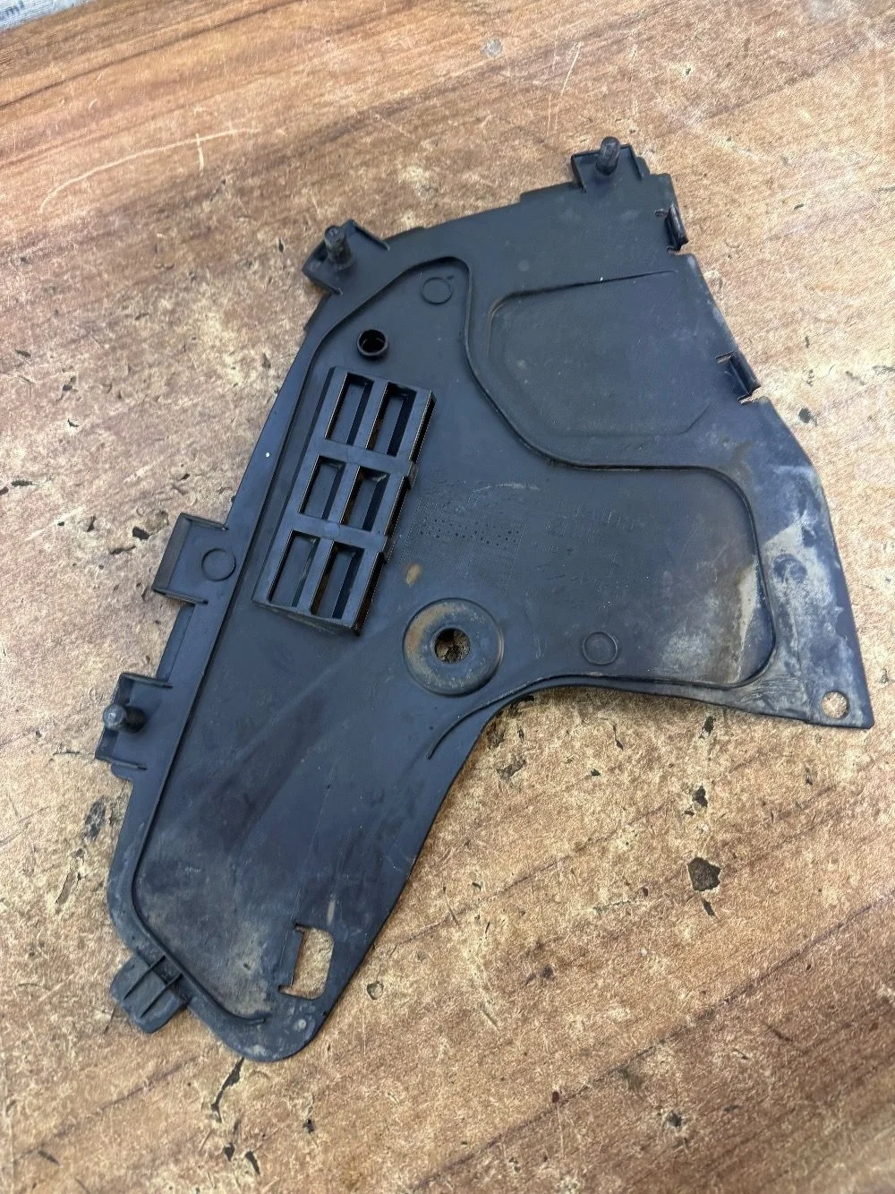 Пыльник двигателя правый Рено Логан 1