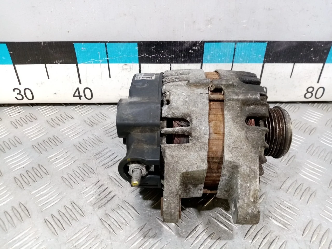 [Б/У] Генератор - (Состояние: незначительная трещина на корпусе , в отверстие болта) [ХОРОШЕЕ] [Код: 00577033 ]