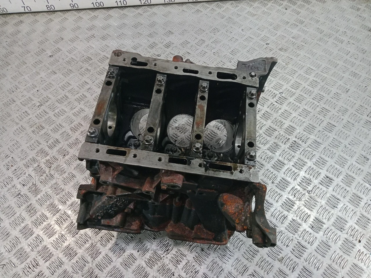 [ЧАСТЬ Б/У] Низ двигателя 3.0 TDI Land Rover 306DT - Только блок цилиндров.Раковины и задиры в блоке [Под ремонт] [Код: 00572612 ]