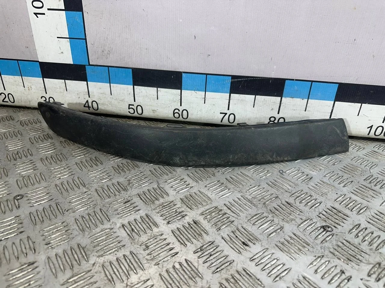[Б/У] Накладка переднего бампера правая - царапины, потёртости, следы ремонта [Незначительные дефекты] [Код: 00576753 ]