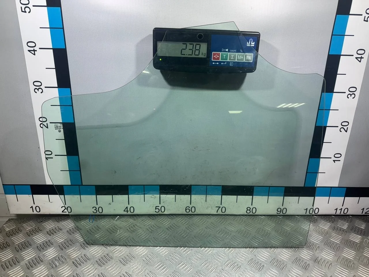 [Б/У] Стекло двери задней левой (хэчбек) - небольшие царапины [Незначительные дефекты] [Код: 00330488 ]