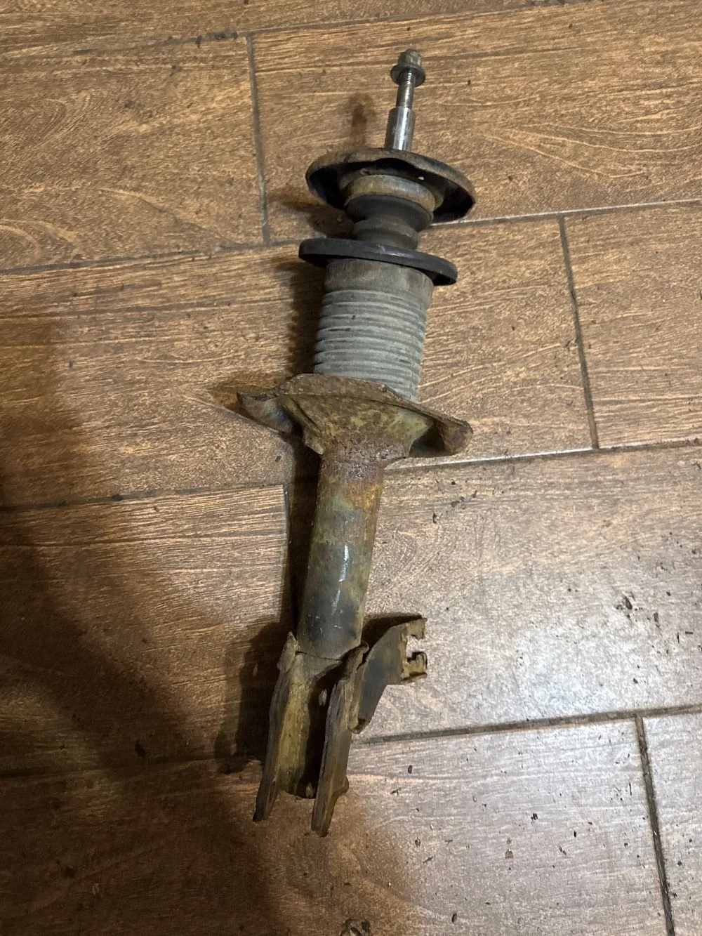 Амортизатор передний правый Nissan Almera Classic I (2006—2013)