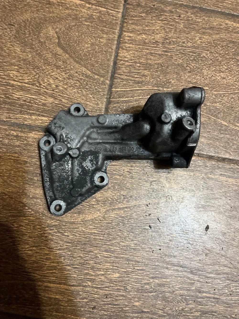 Кронштейн масляного фильтра Mercedes-Benz S-класс W221 (2005—2009)