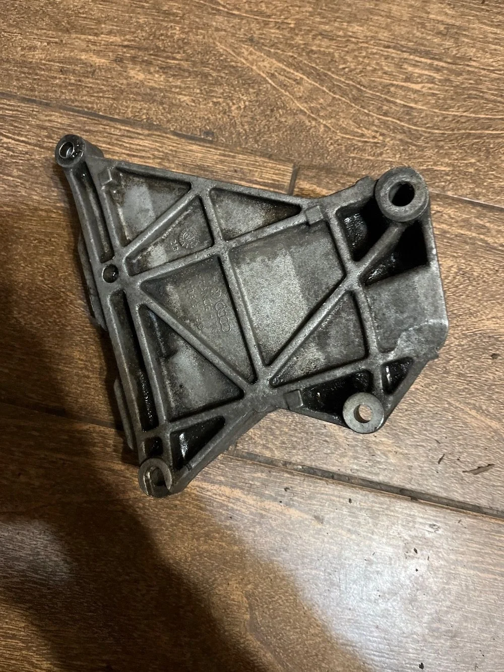 Кронштейн генератора Volkswagen Transporter T5 (2003—2009)