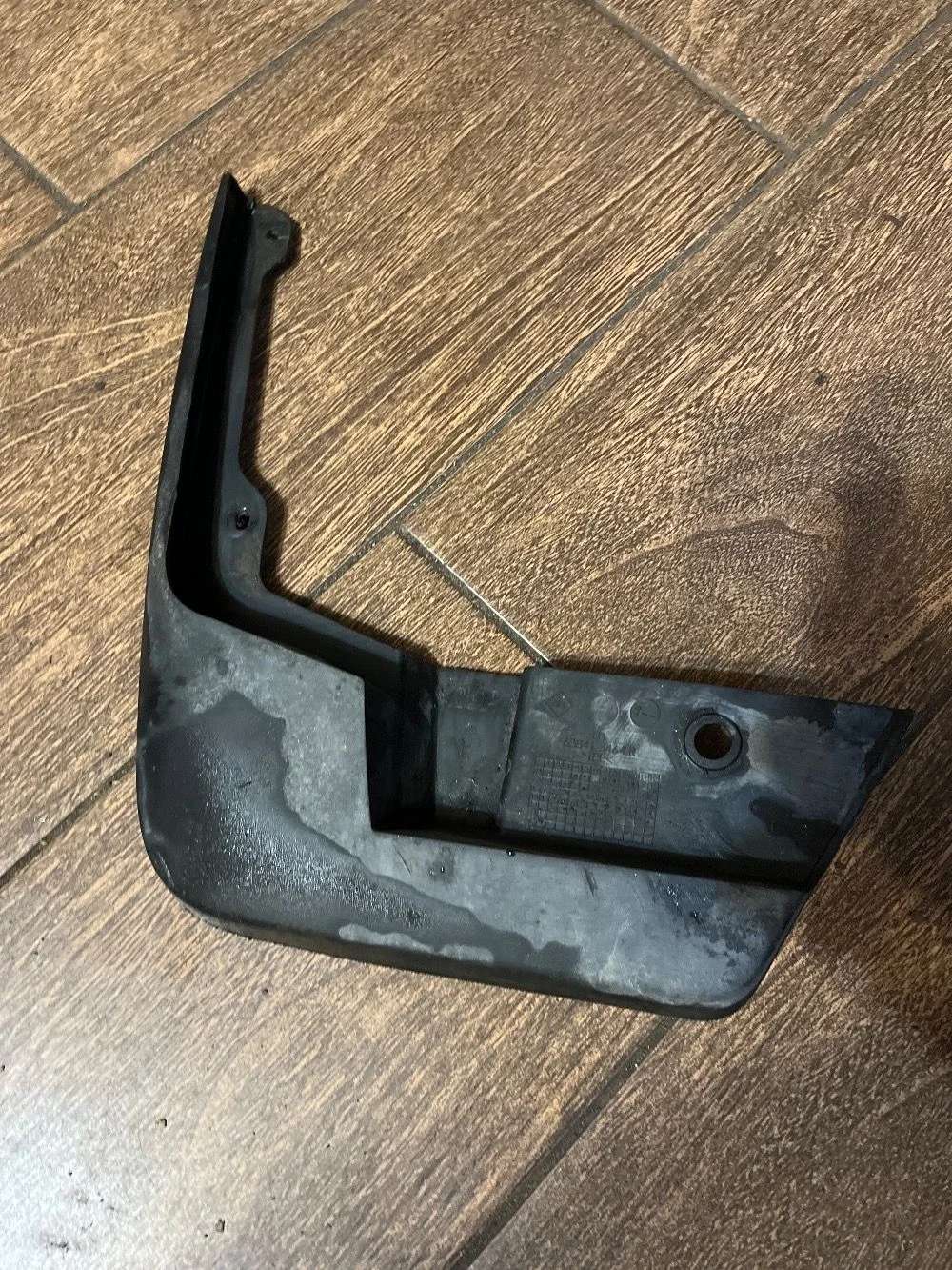 Брызговик Renault Logan II (2012—2018)