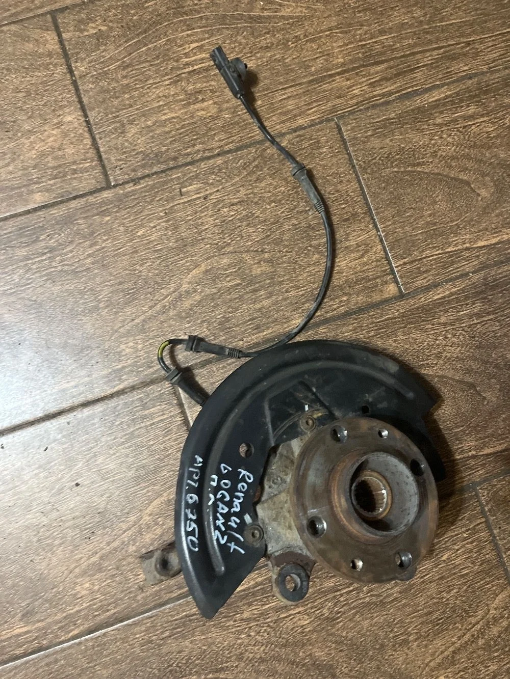 Кулак поворотный передний левый Renault Logan II (2012—2018)