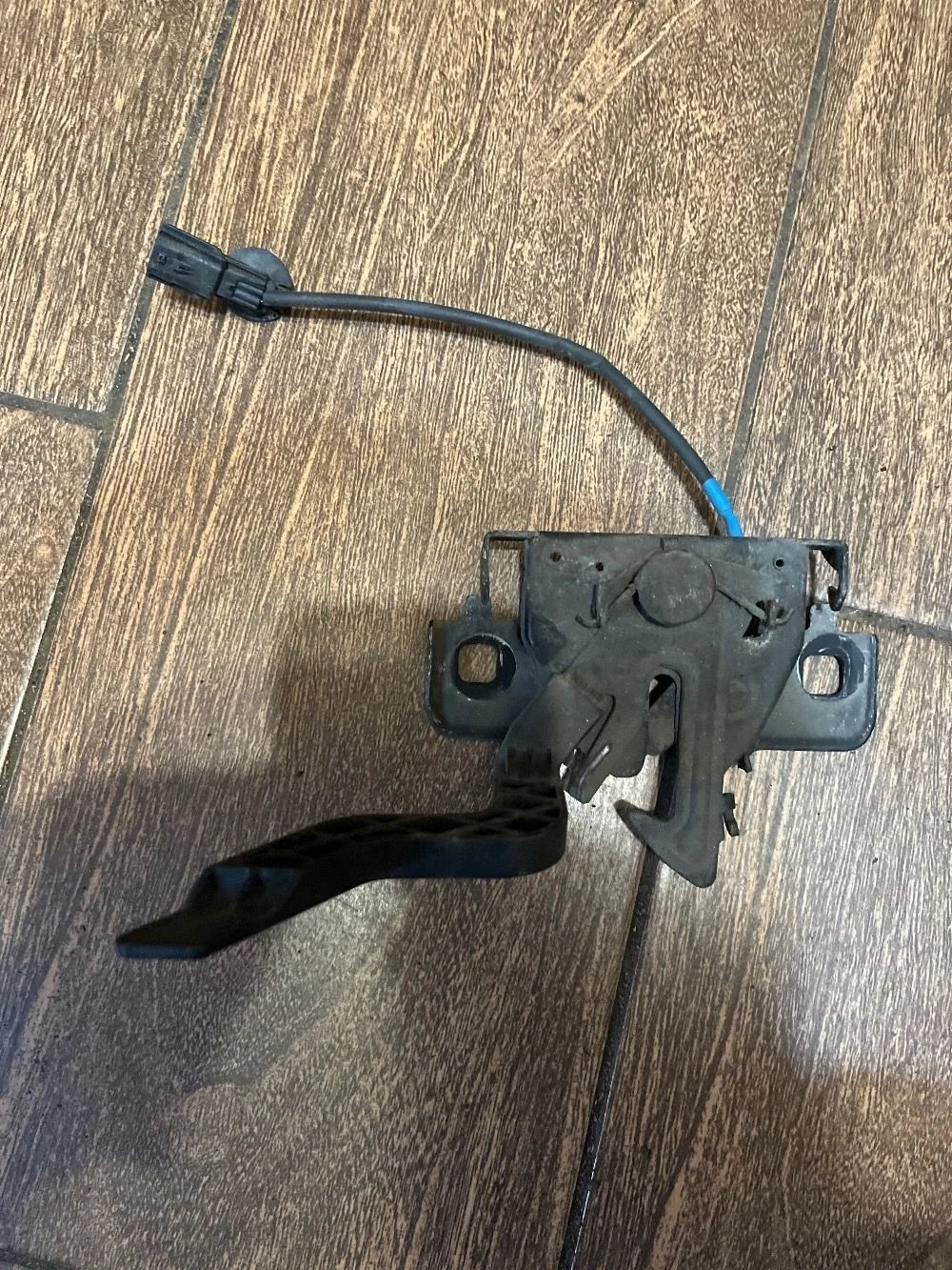 Замок капота Renault Logan II (2012—2018)