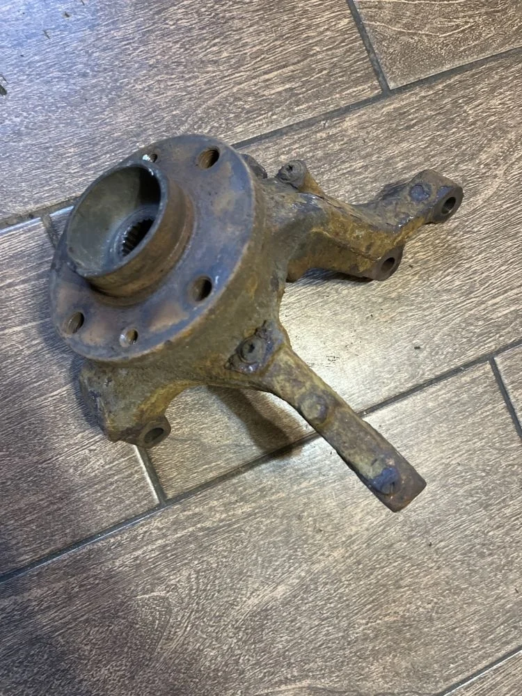 Кулак поворотный передний левый Renault Logan I (2004—2009)