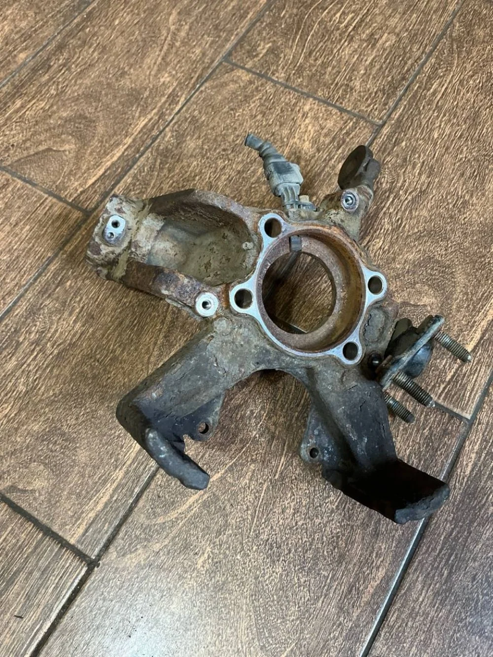 Кулак поворотный передний левый Volkswagen Jetta V (2005—2011)