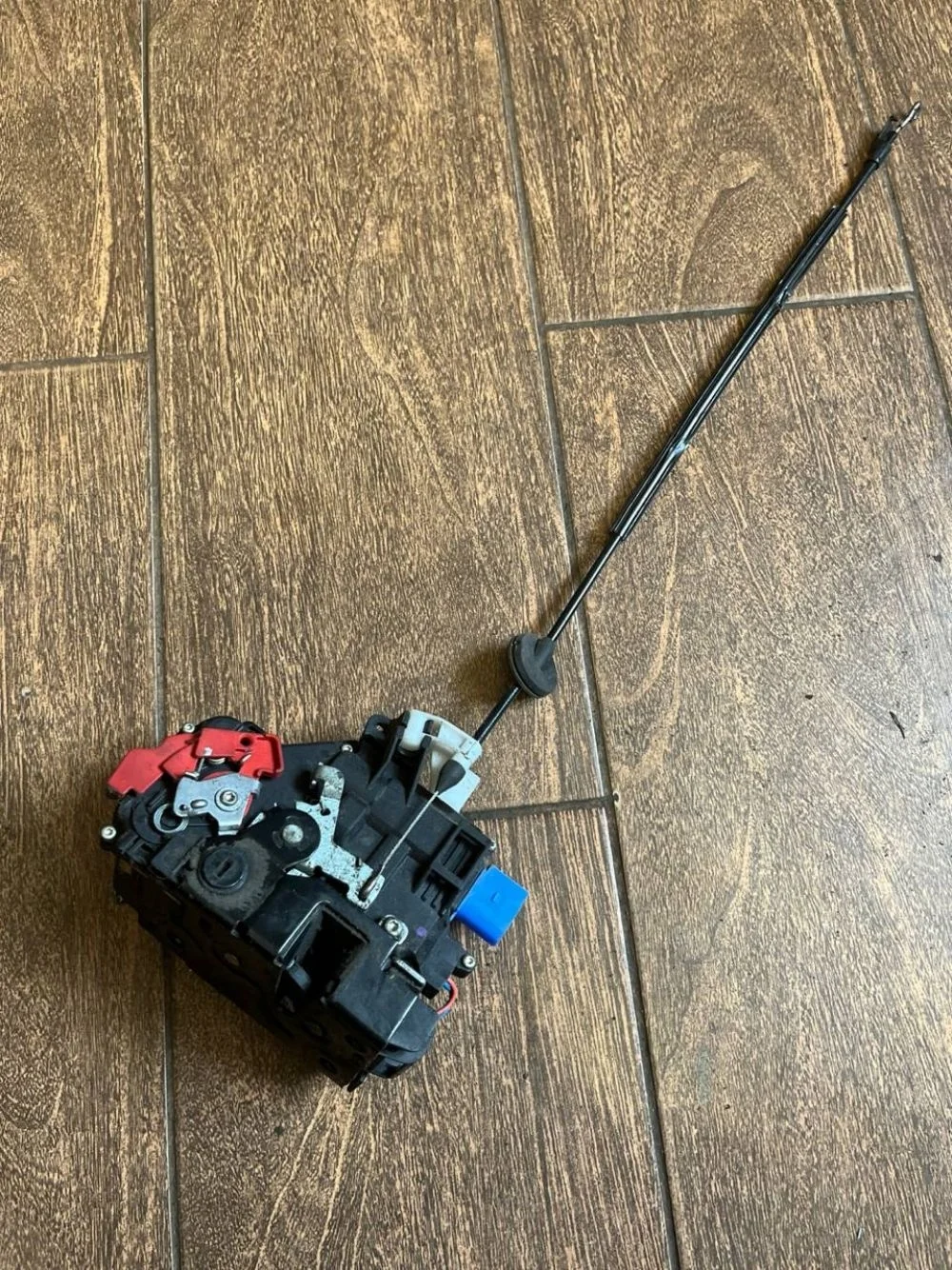 Замок двери задней левой Volkswagen Jetta V (2005—2011)