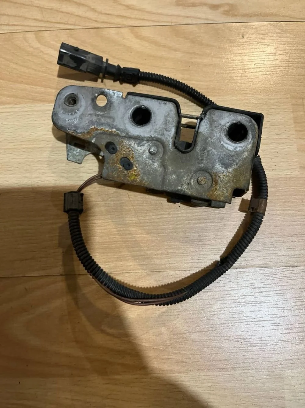 Замок капота Volkswagen Jetta V (2005—2011)