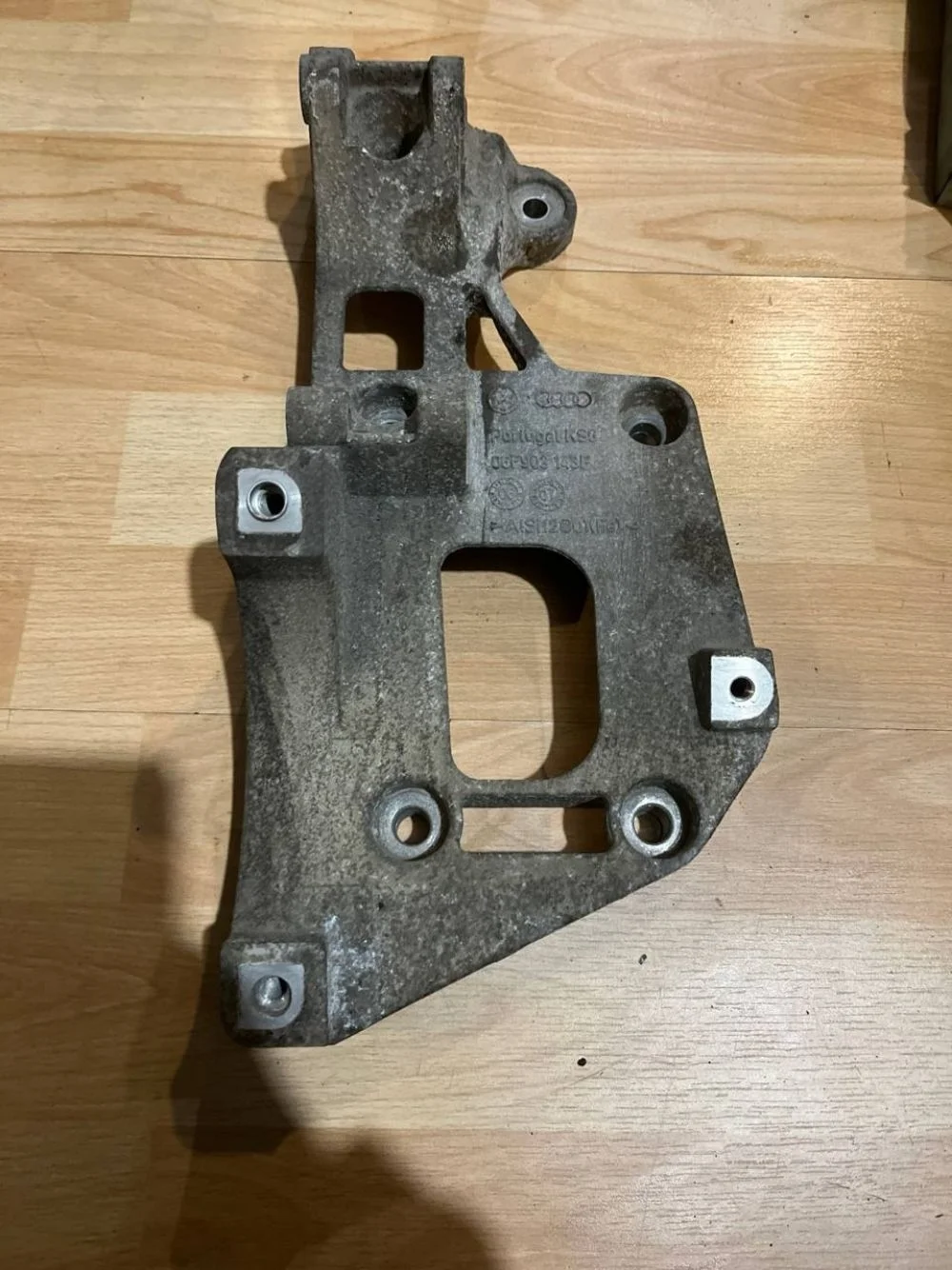 Кронштейн генератора Volkswagen Jetta V (2005—2011)