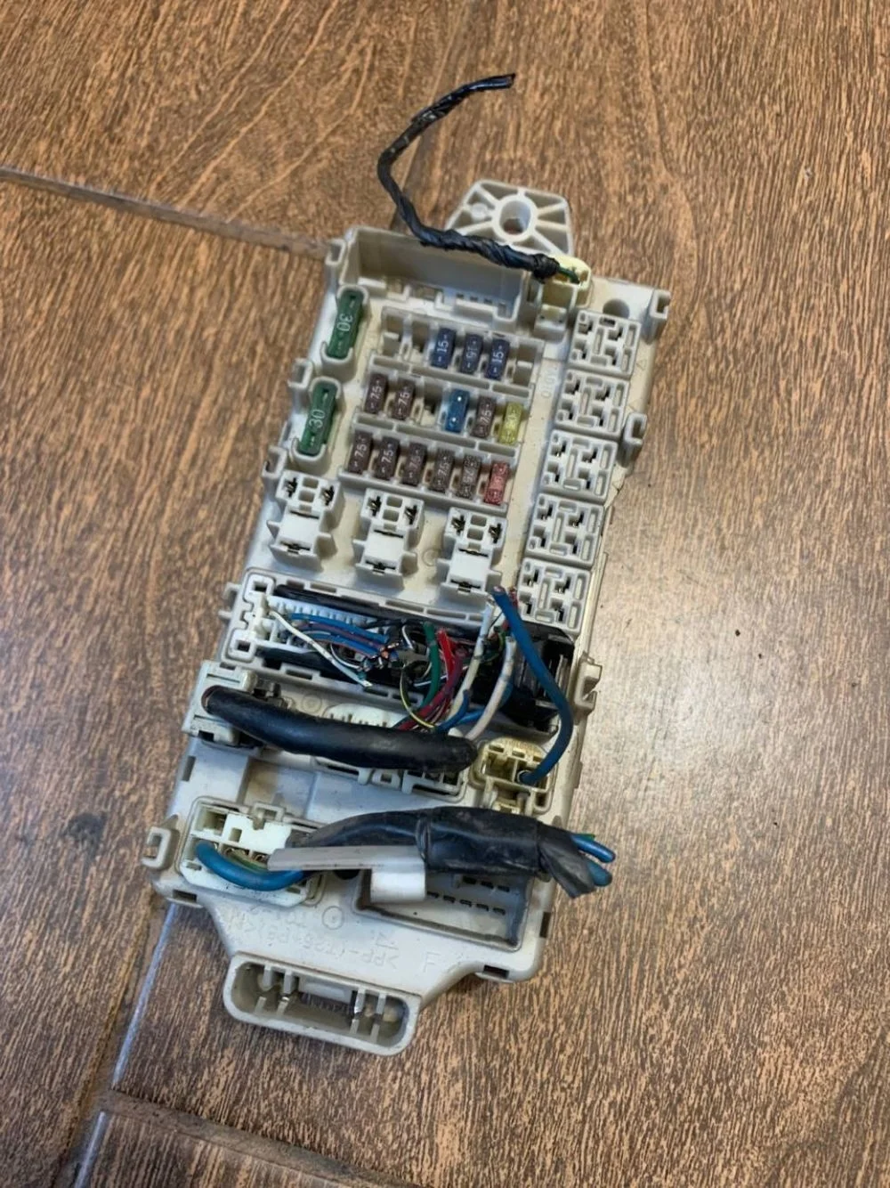 Блок предохранителей салонный Mitsubishi Galant VIII (1996—1999)