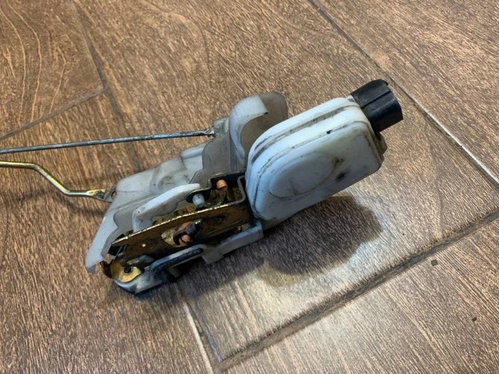 Замок двери передней левой Mitsubishi Galant VIII (1996—1999)