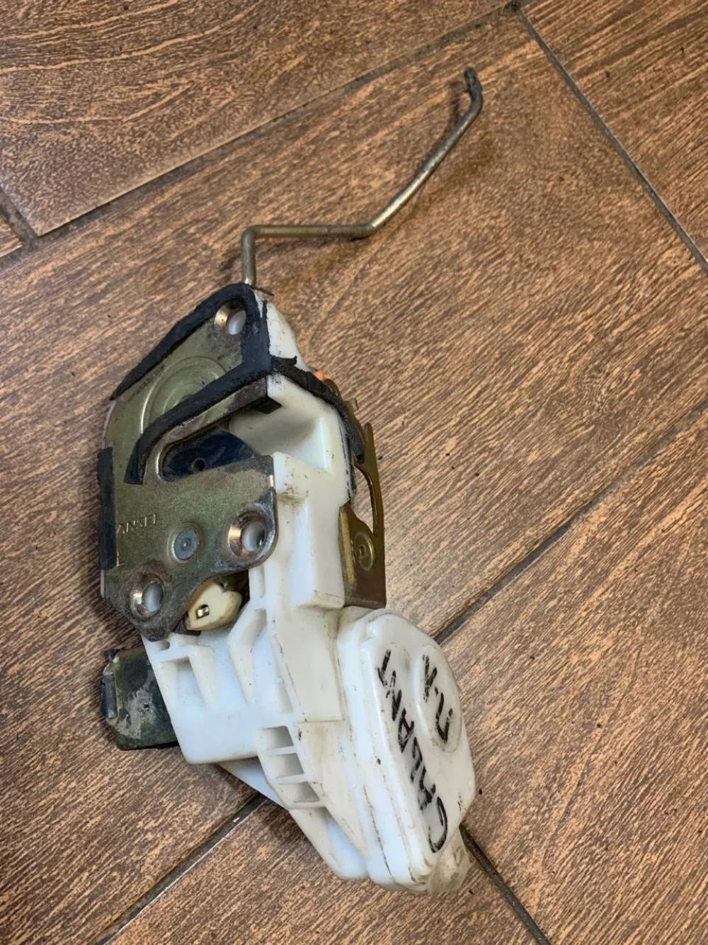 Замок двери передней левой Mitsubishi Galant VIII (1996—1999)