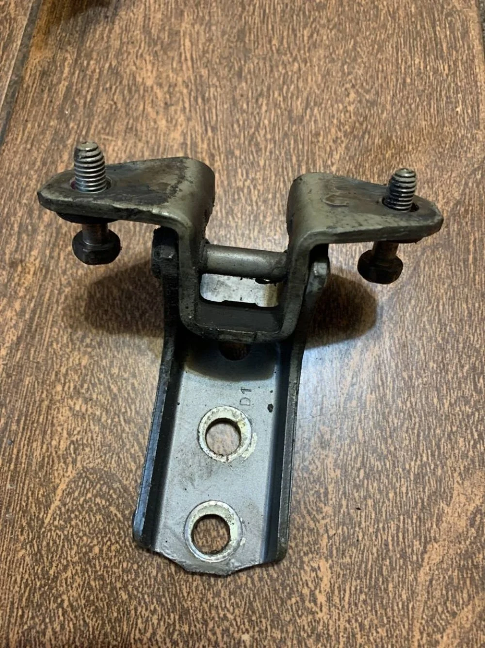 Петля двери передней левой нижняя Mitsubishi Galant VIII (1996—1999)